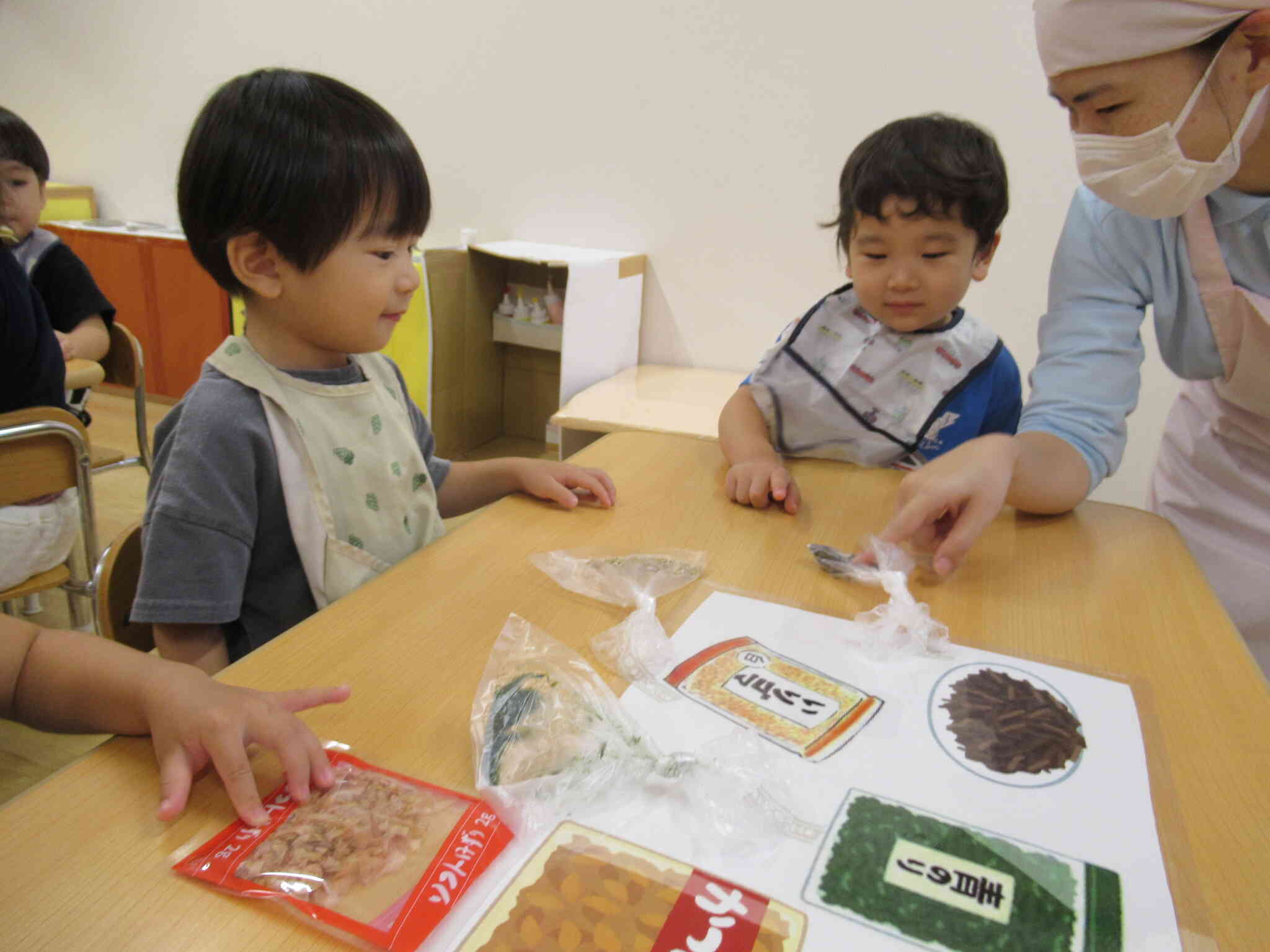 ふりかけを作ろう！！～うさぎ組さん～（2歳児）