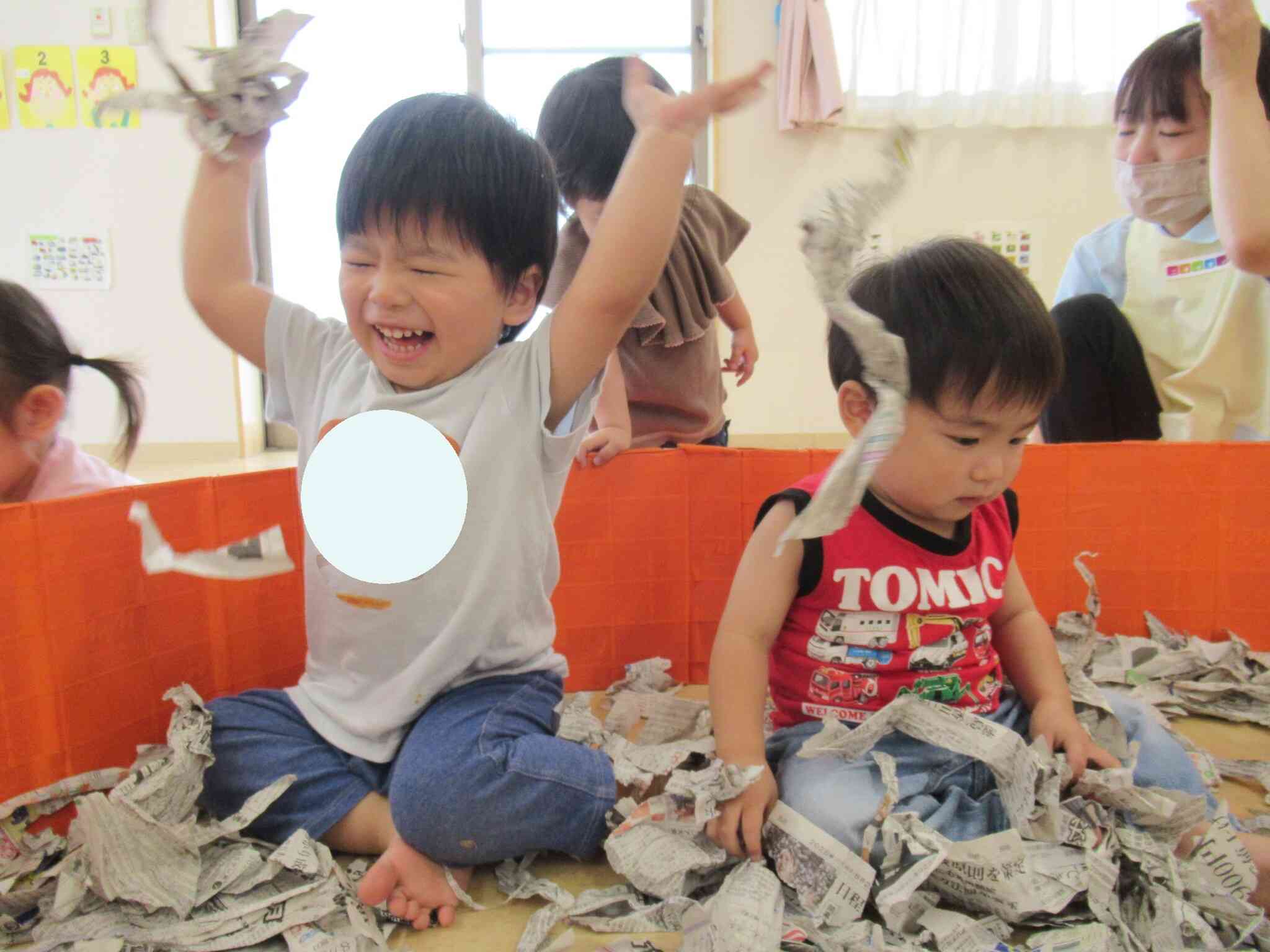 新聞紙プールで遊んだよ♪