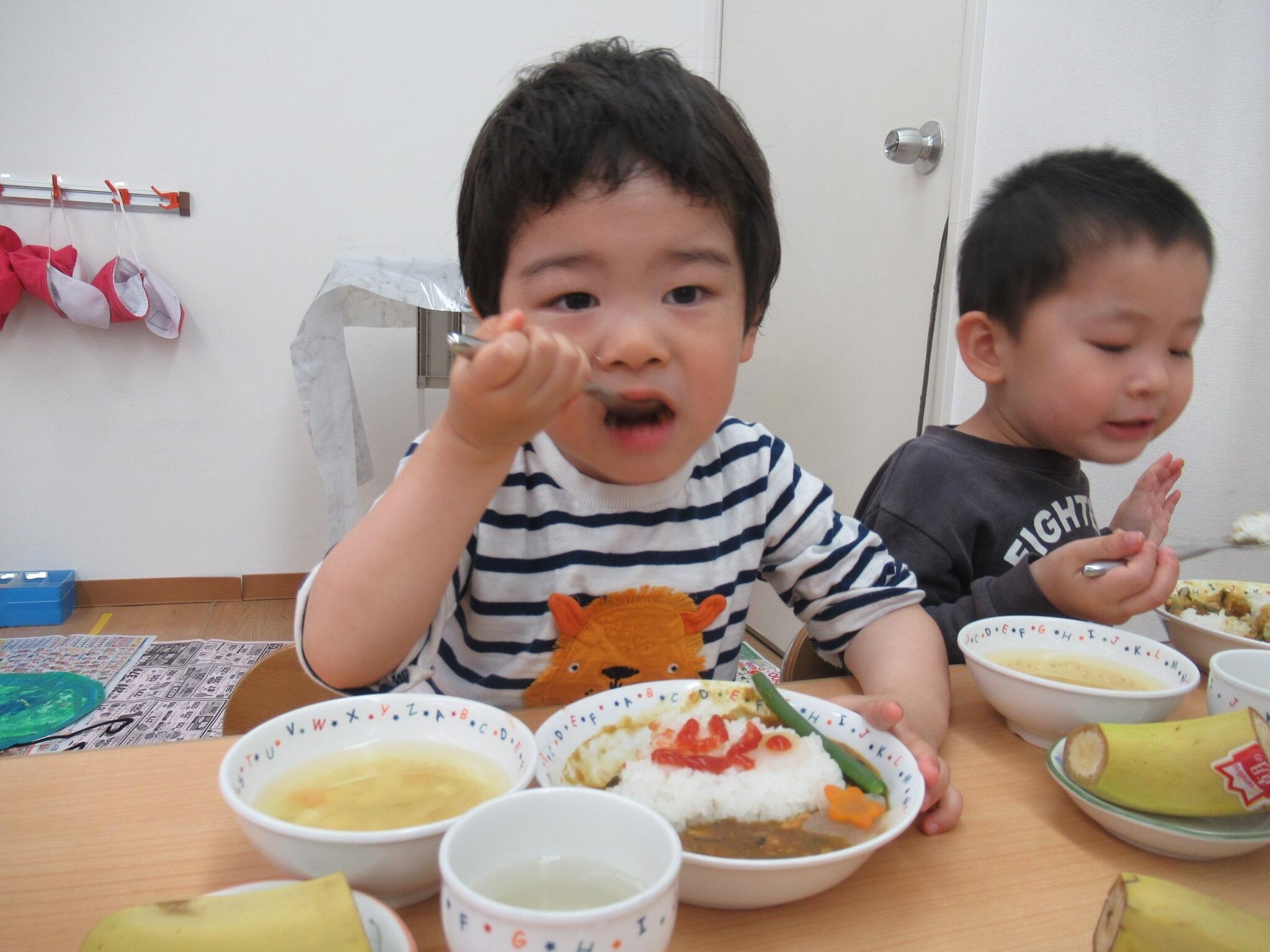 おいしそうに食べていますね！