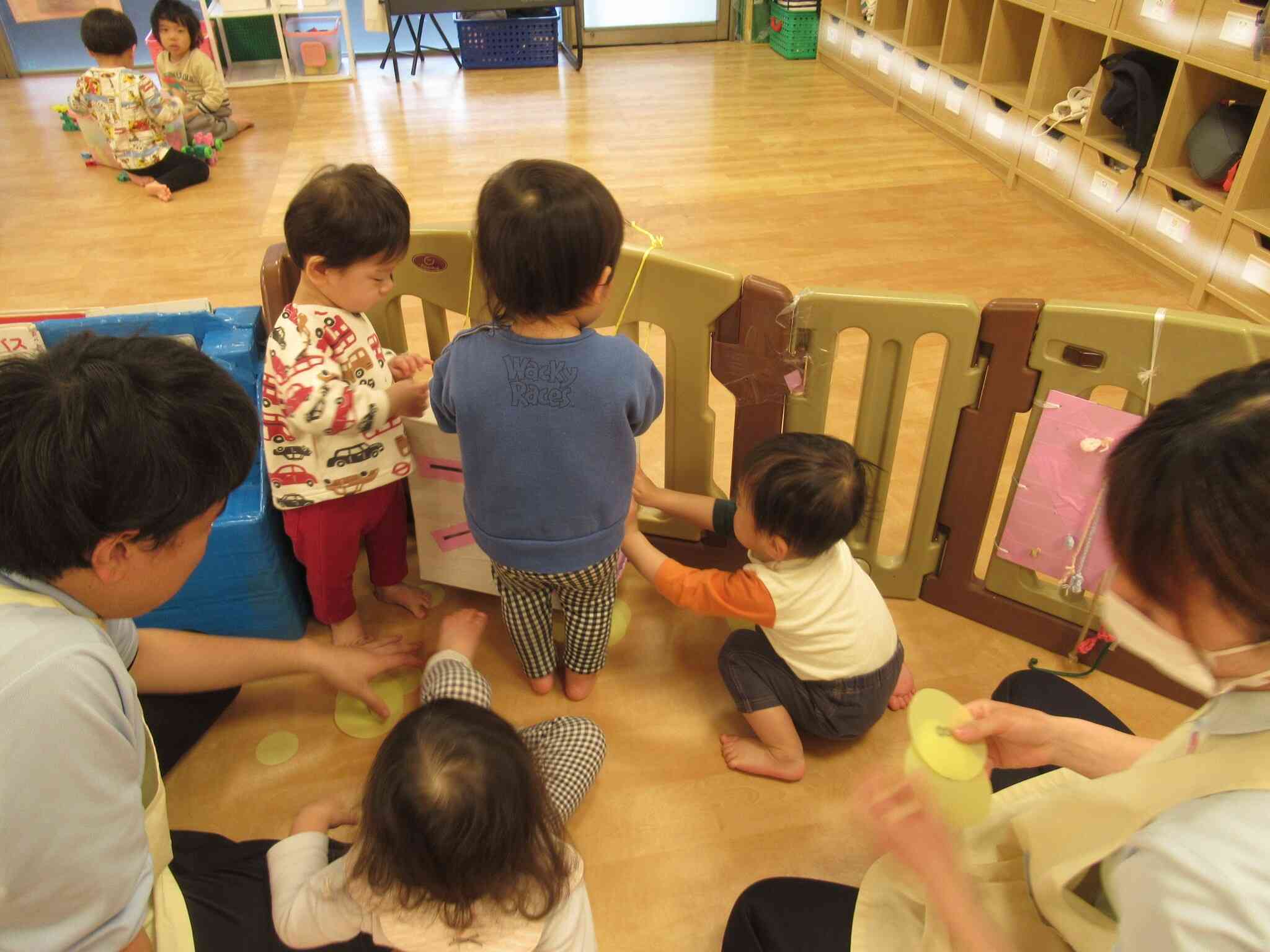 新しい環境にワクワク　1歳児