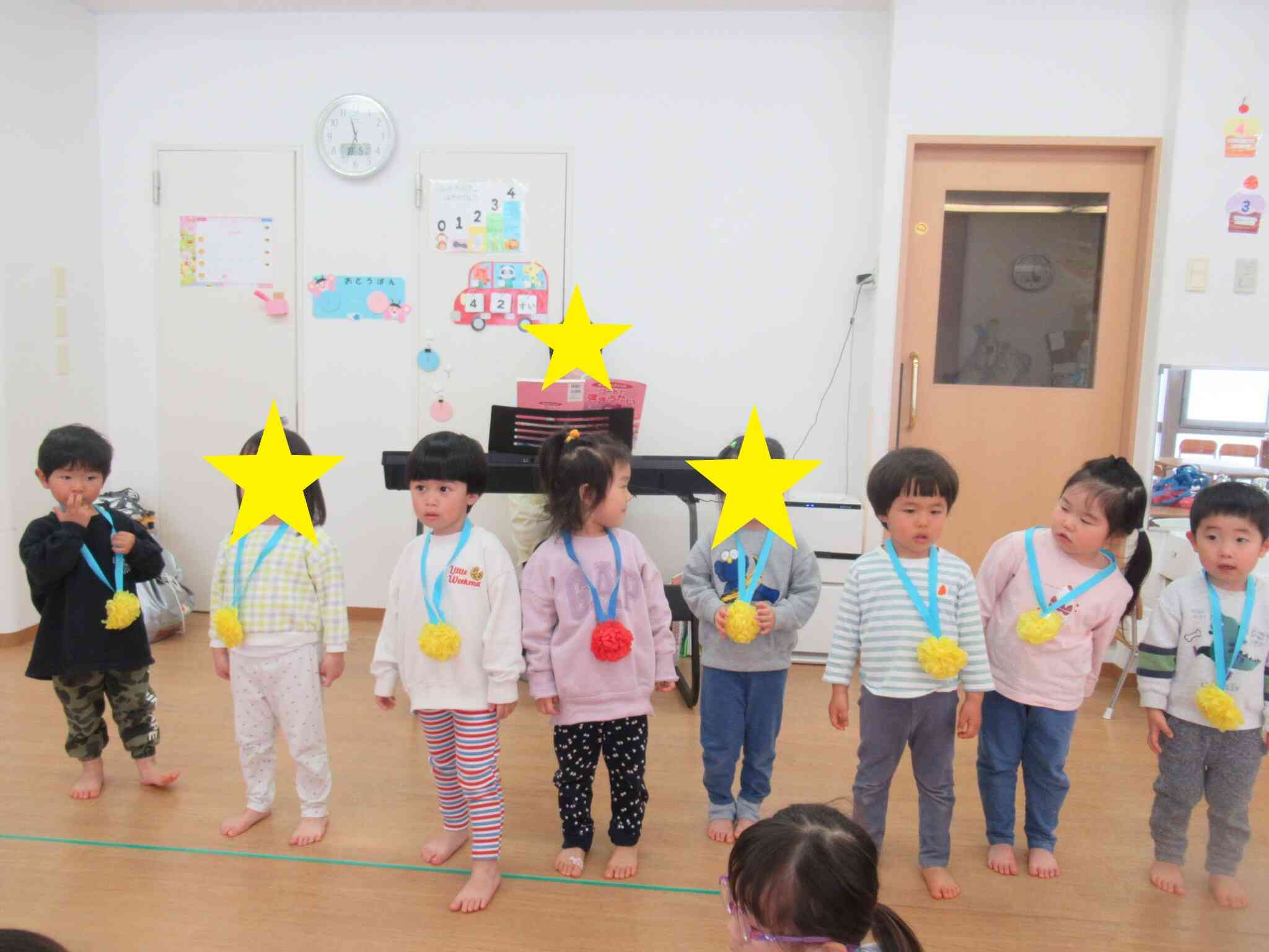 乳児棟から幼児棟へお引越しした3歳児　りす組　前に出て歌っています