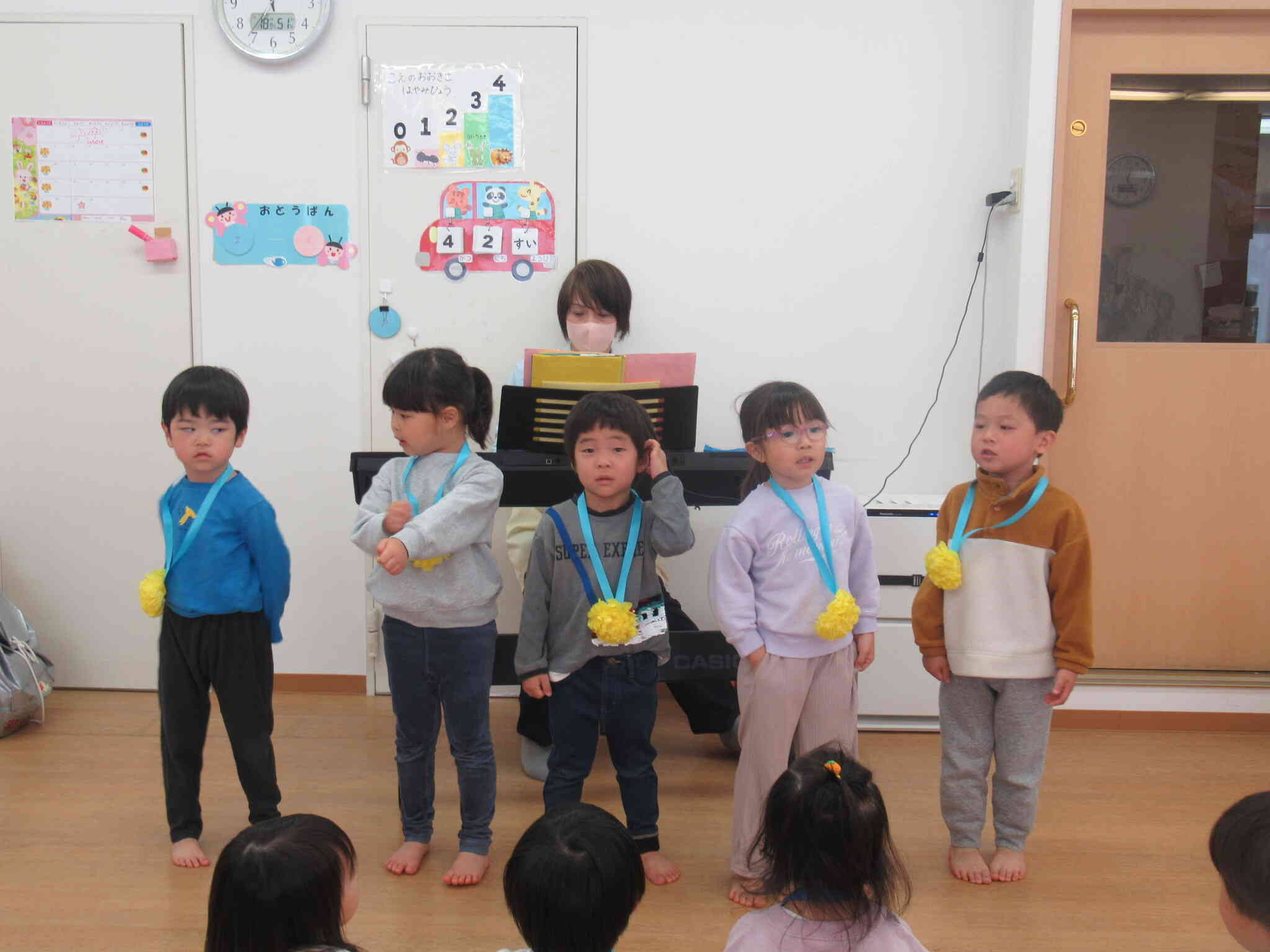 得意の歌　山の音楽家♪を歌う4歳児　ぱんだ組