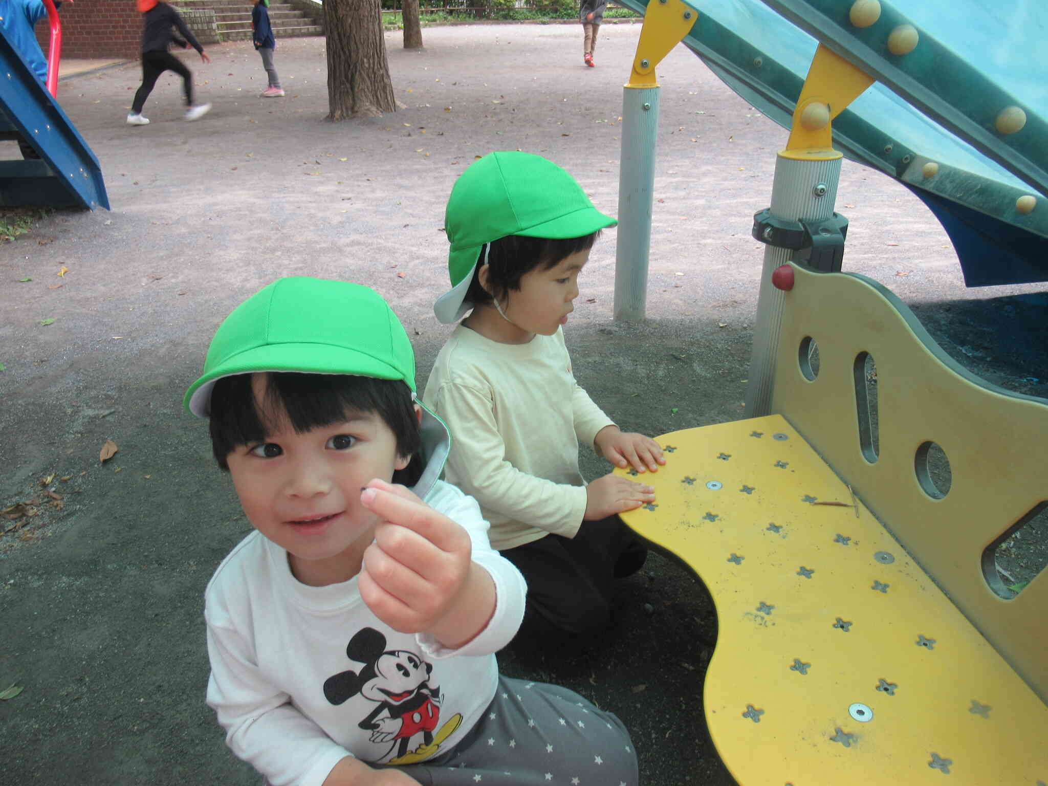 別の公園のすべり台の下でも、、