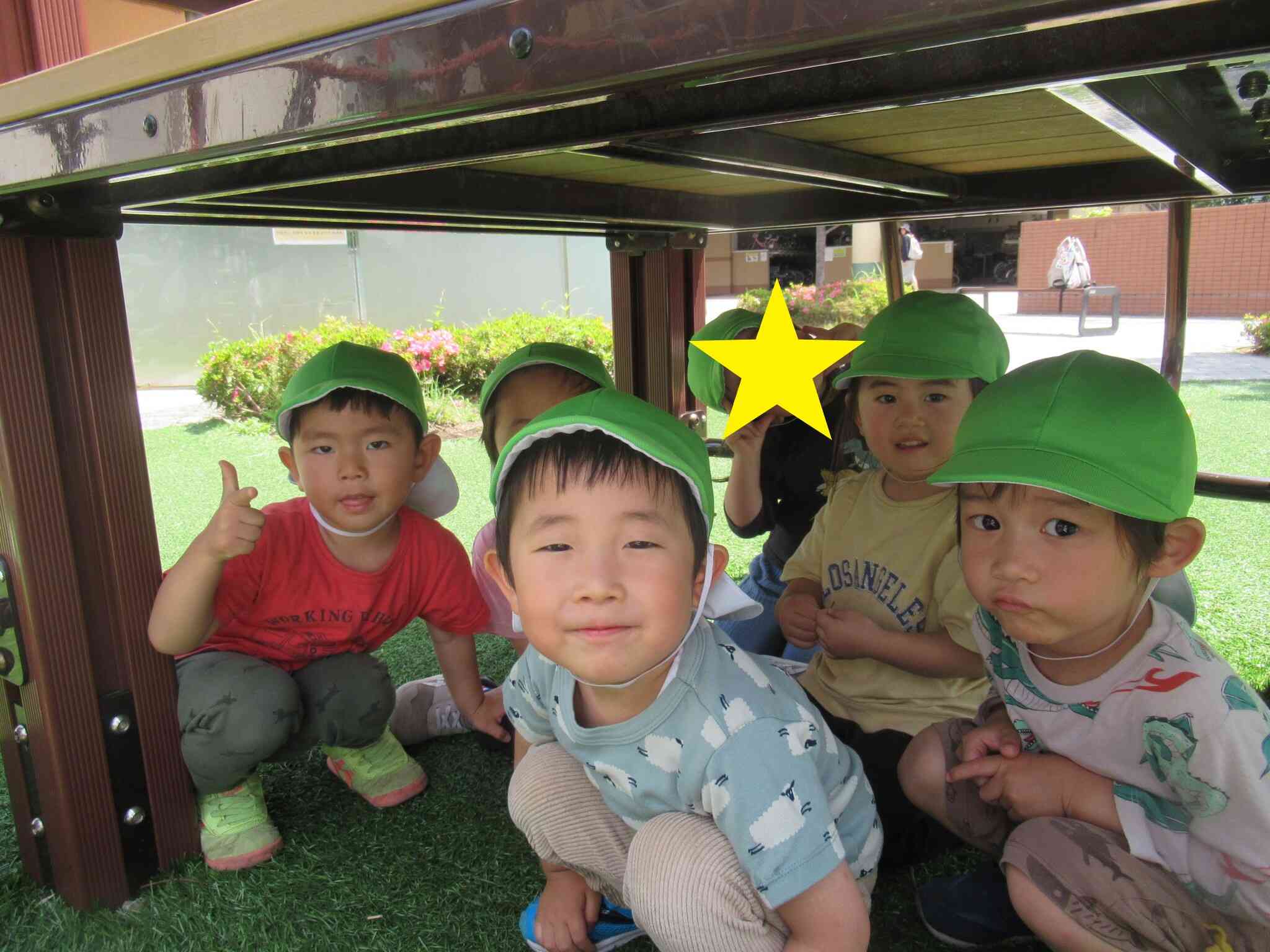 3歳児　すべり台の下で