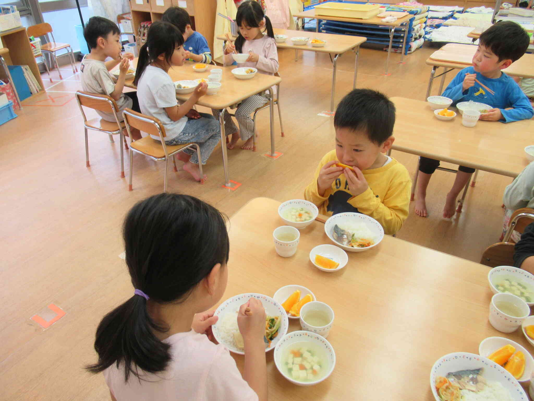 4,5歳児さんも紙芝居をみてから給食タイム