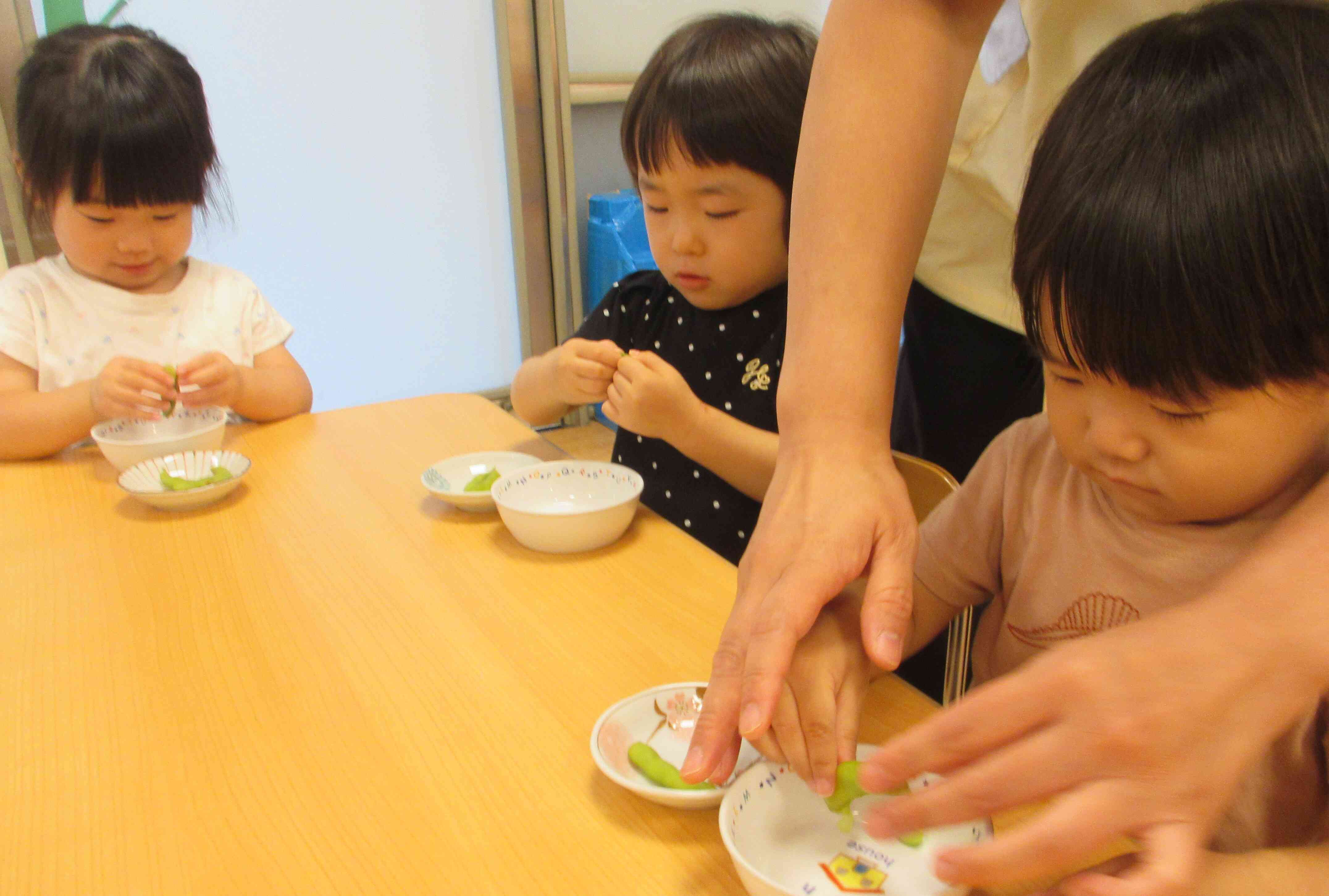 枝豆をころんとさやから出しました！