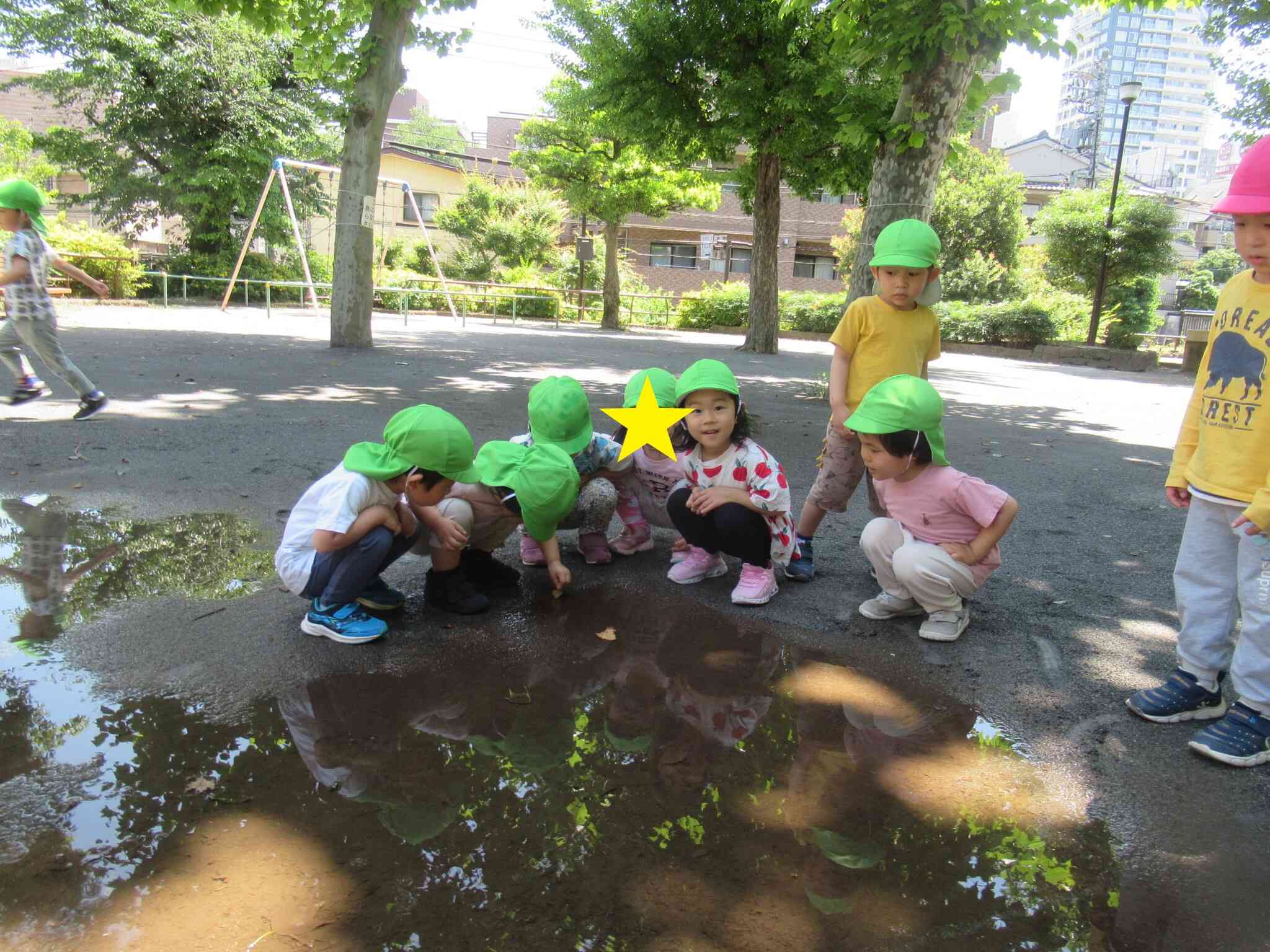 3歳児　雨上がりの公園