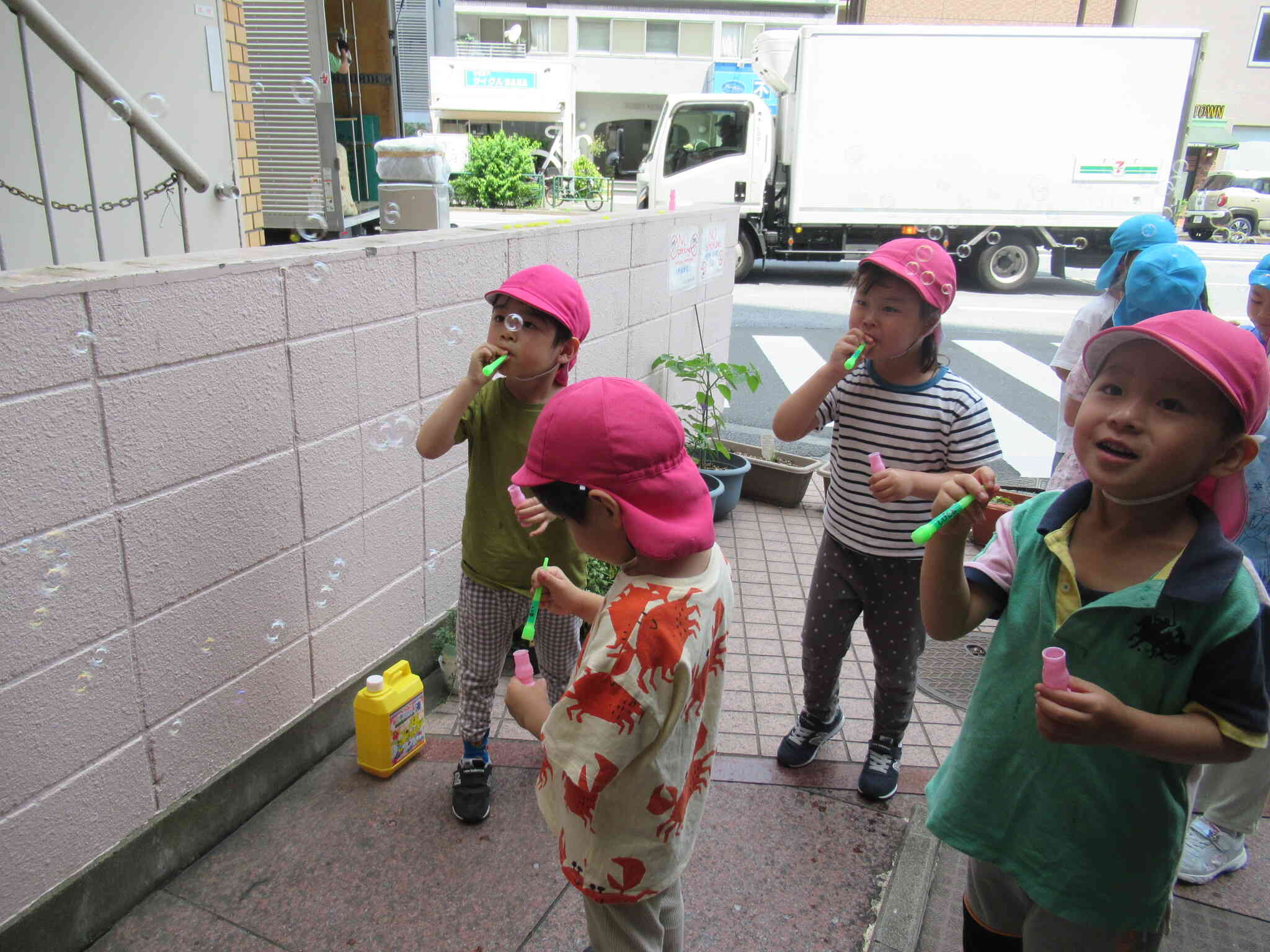 4歳児　シャボン玉遊び