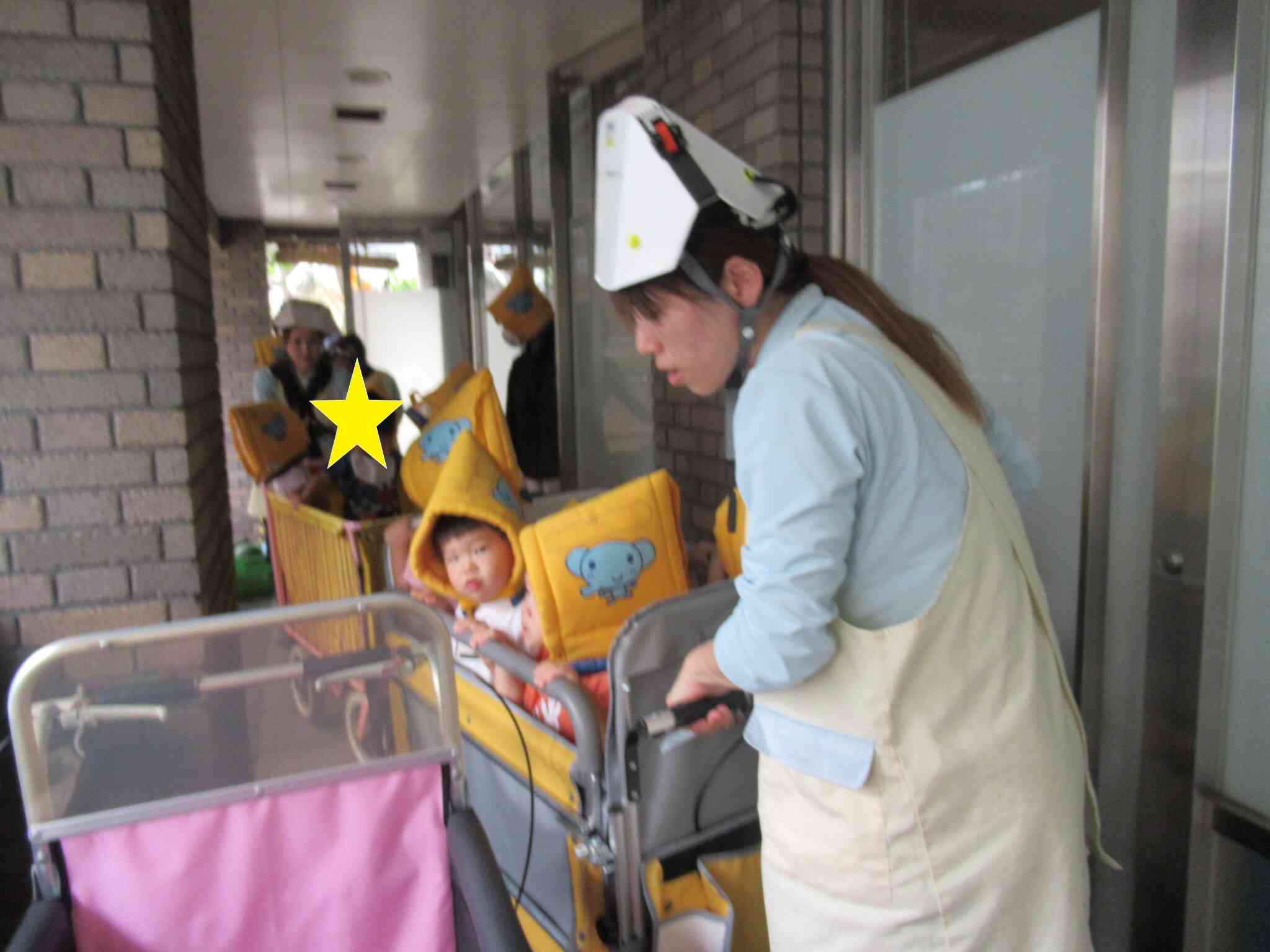 乳児の子どもたちは避難車に乗ります。