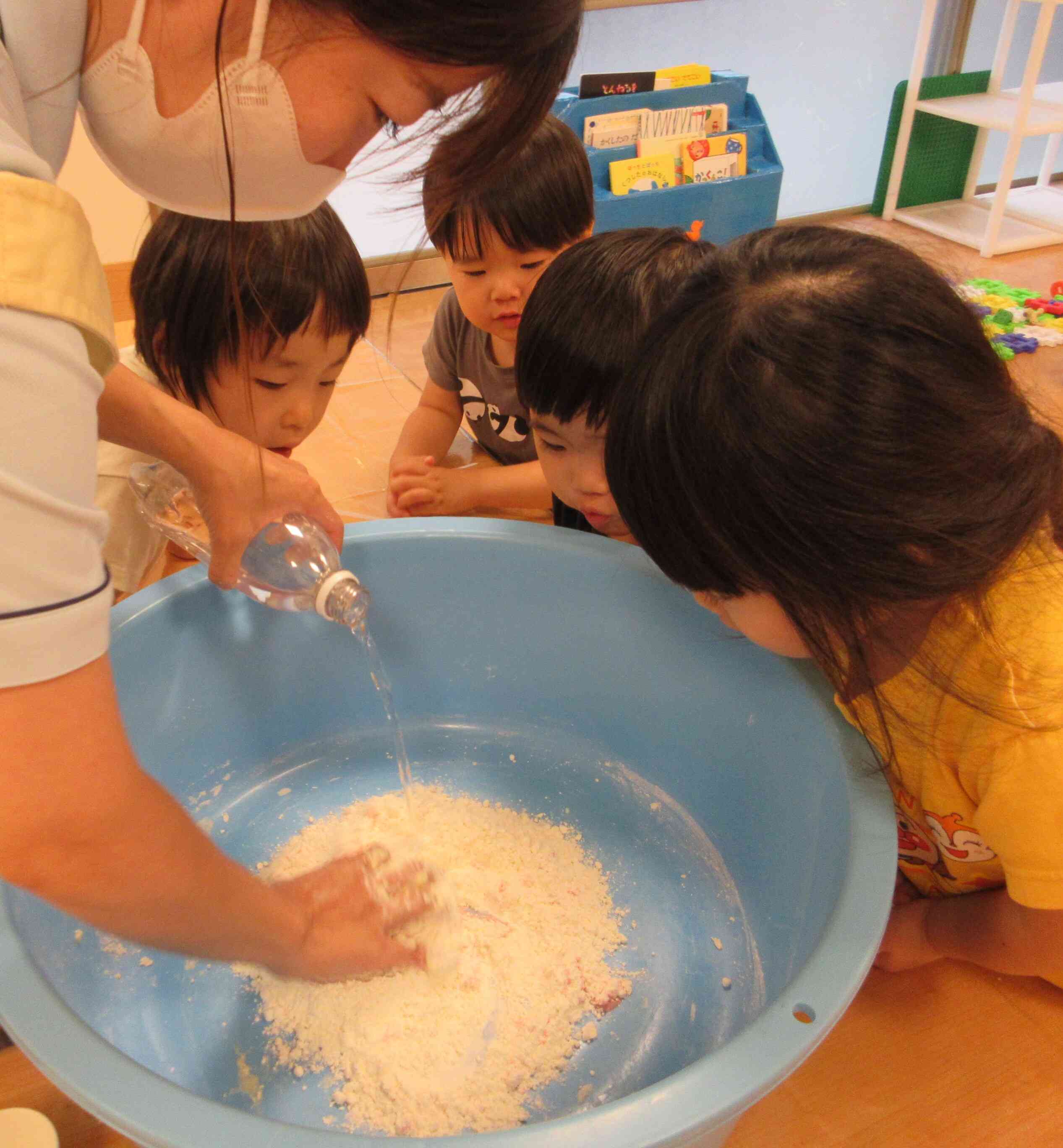 2歳児　あひる組　小麦粉粘土遊び