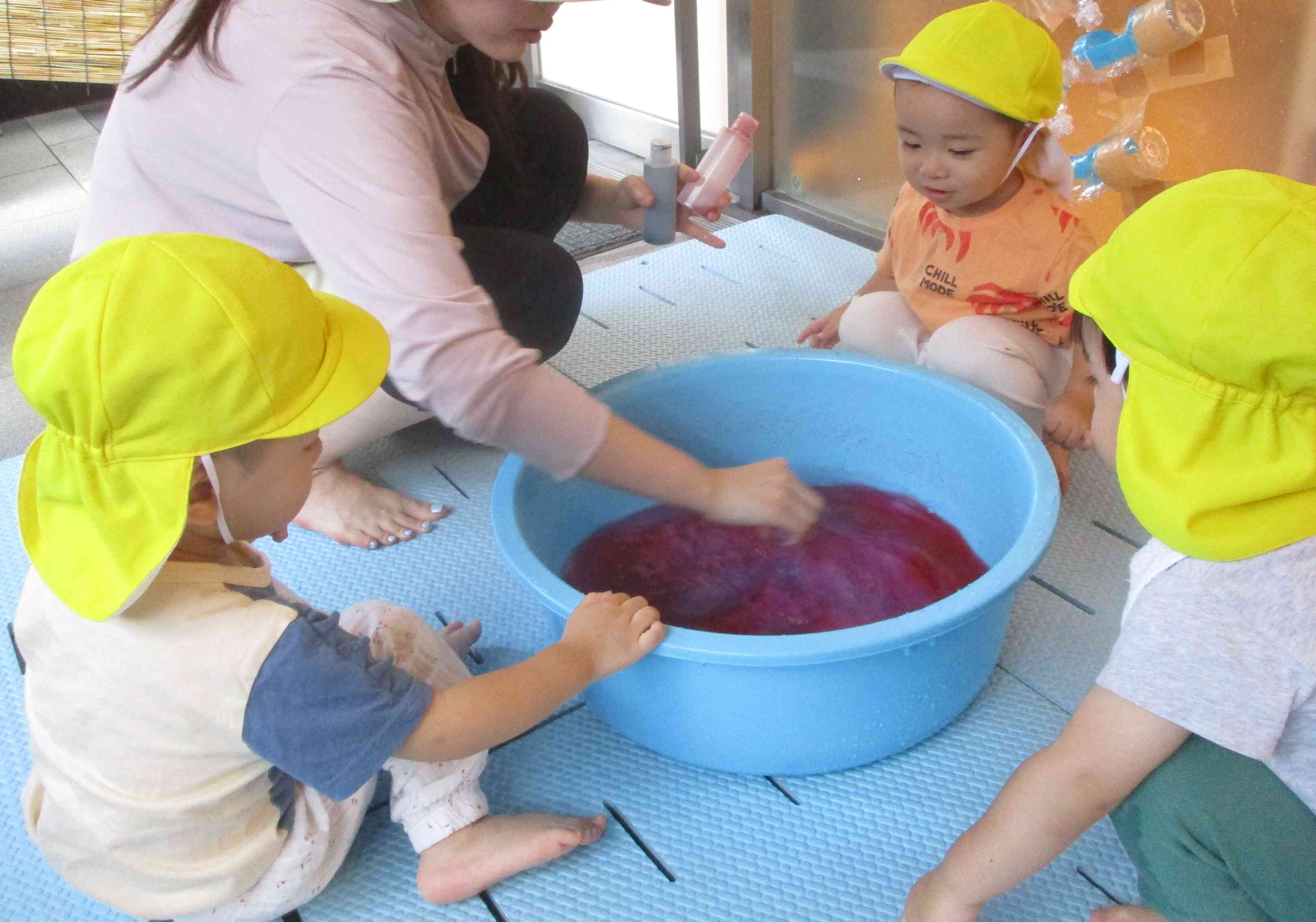 1歳児　色水遊び
