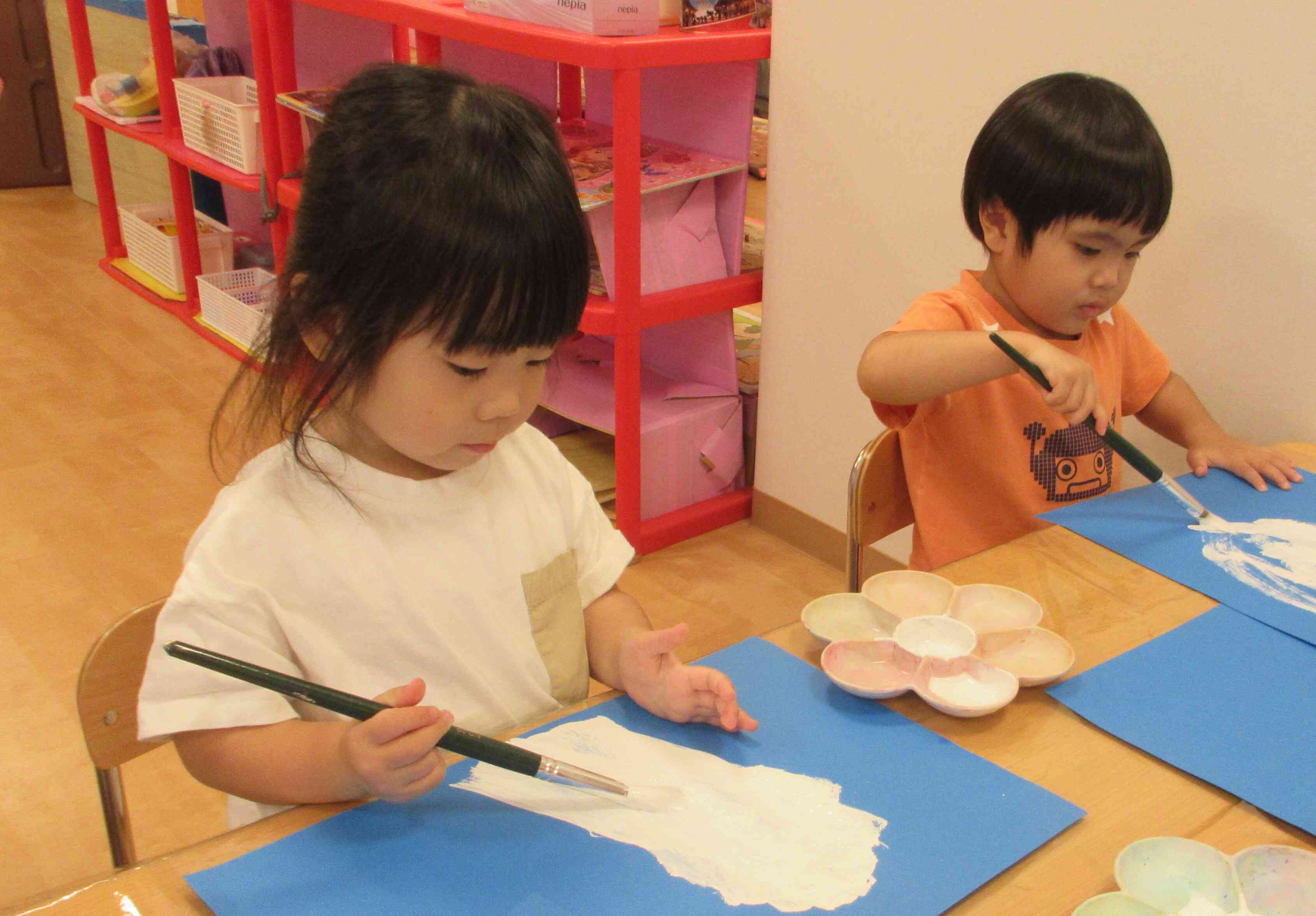 2歳児　あひる組　絵の具遊び