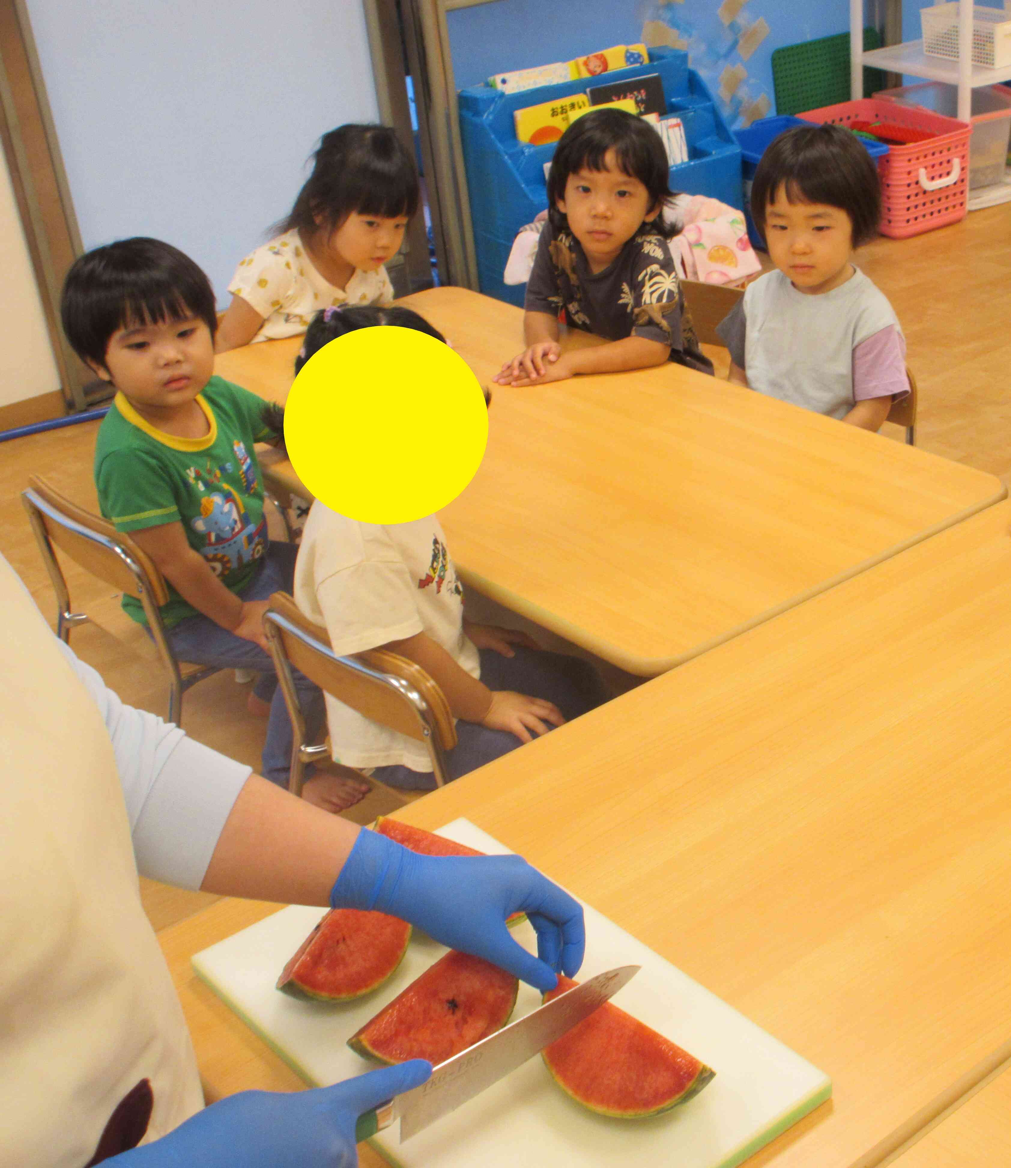 ２歳児　あひる組　８月の食育はスイカ