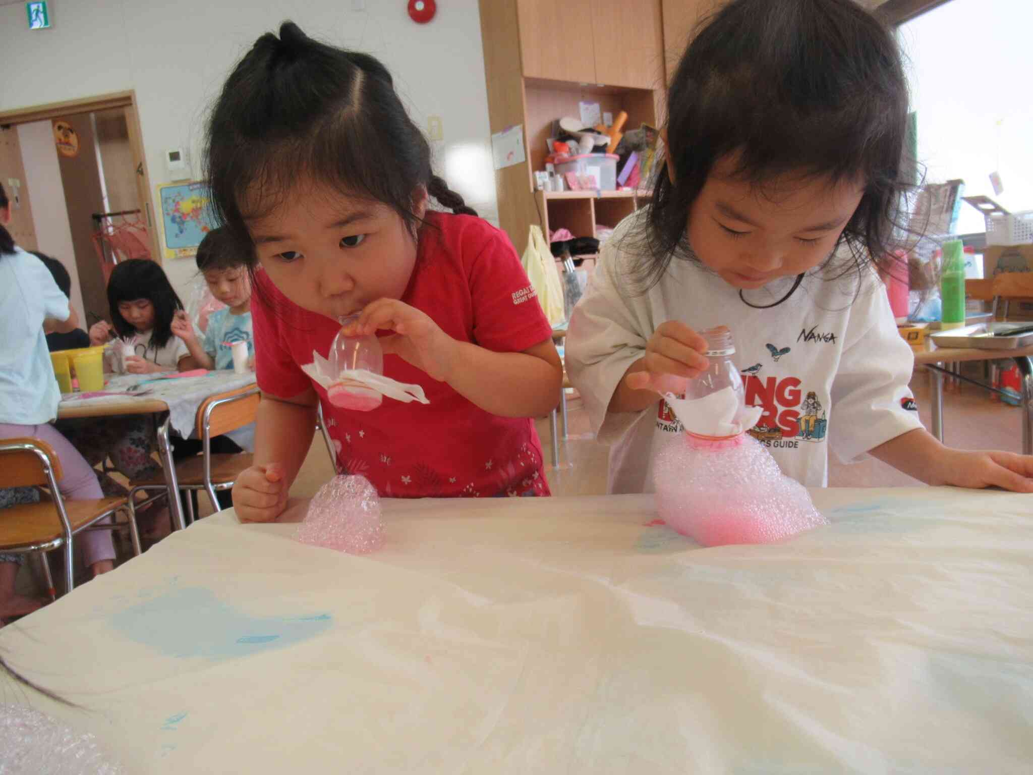 3歳児　泡と色水遊び