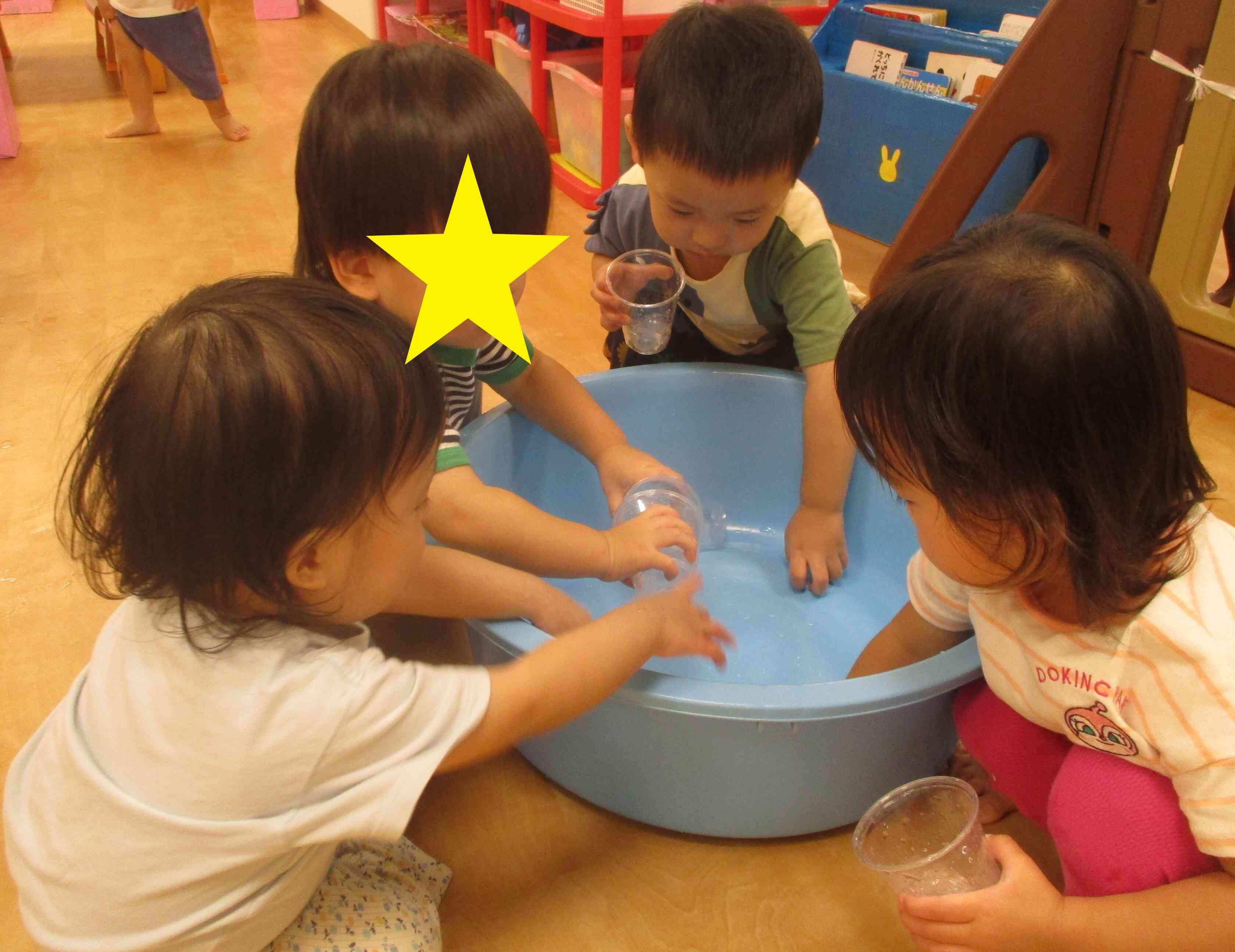 1歳児　うさぎぐみ　氷を触ってみたよ