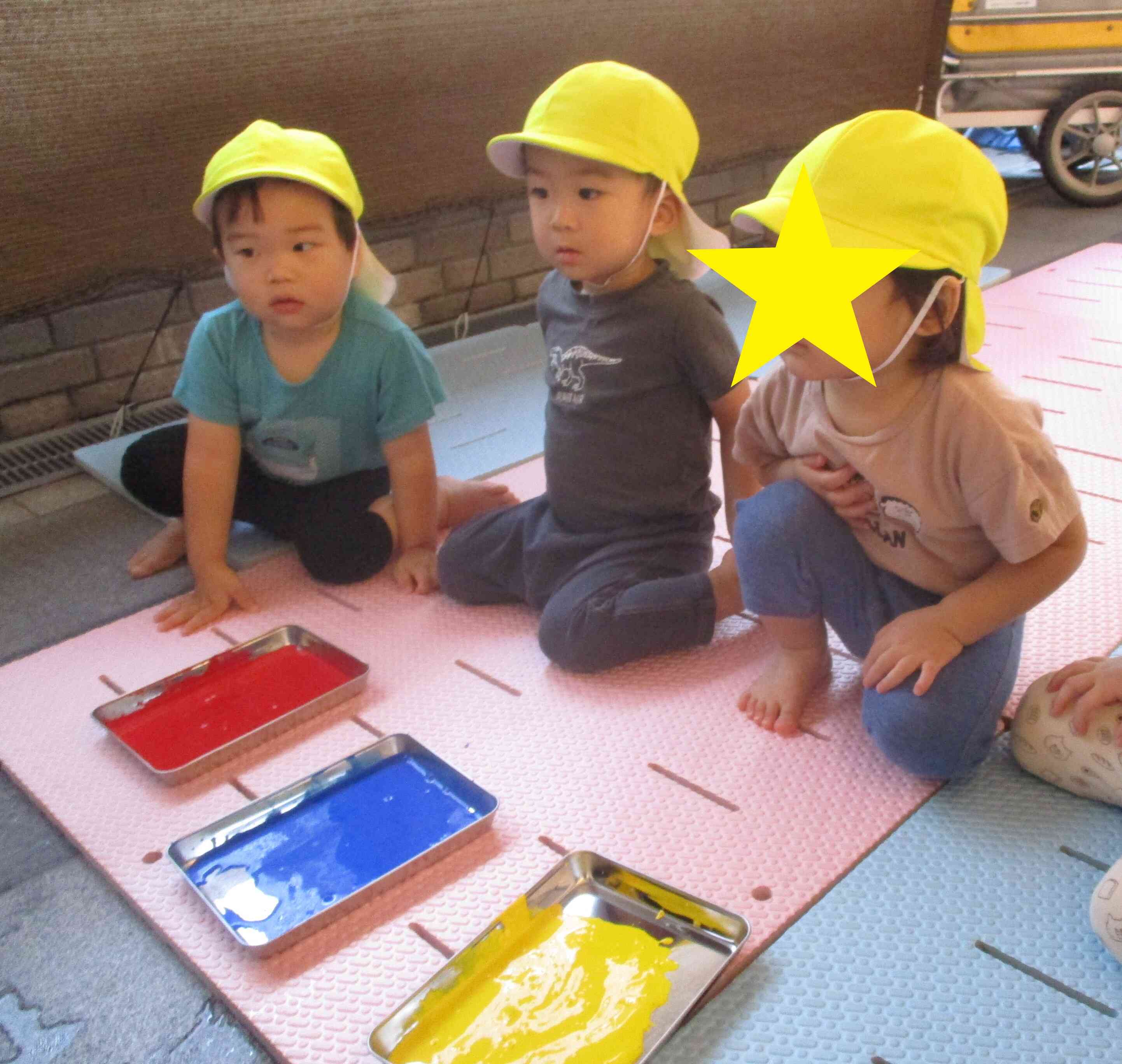 1歳児 うさぎぐみ 絵の具遊び！｜ニチイキッズ曙橋保育園｜ニチイキッズ