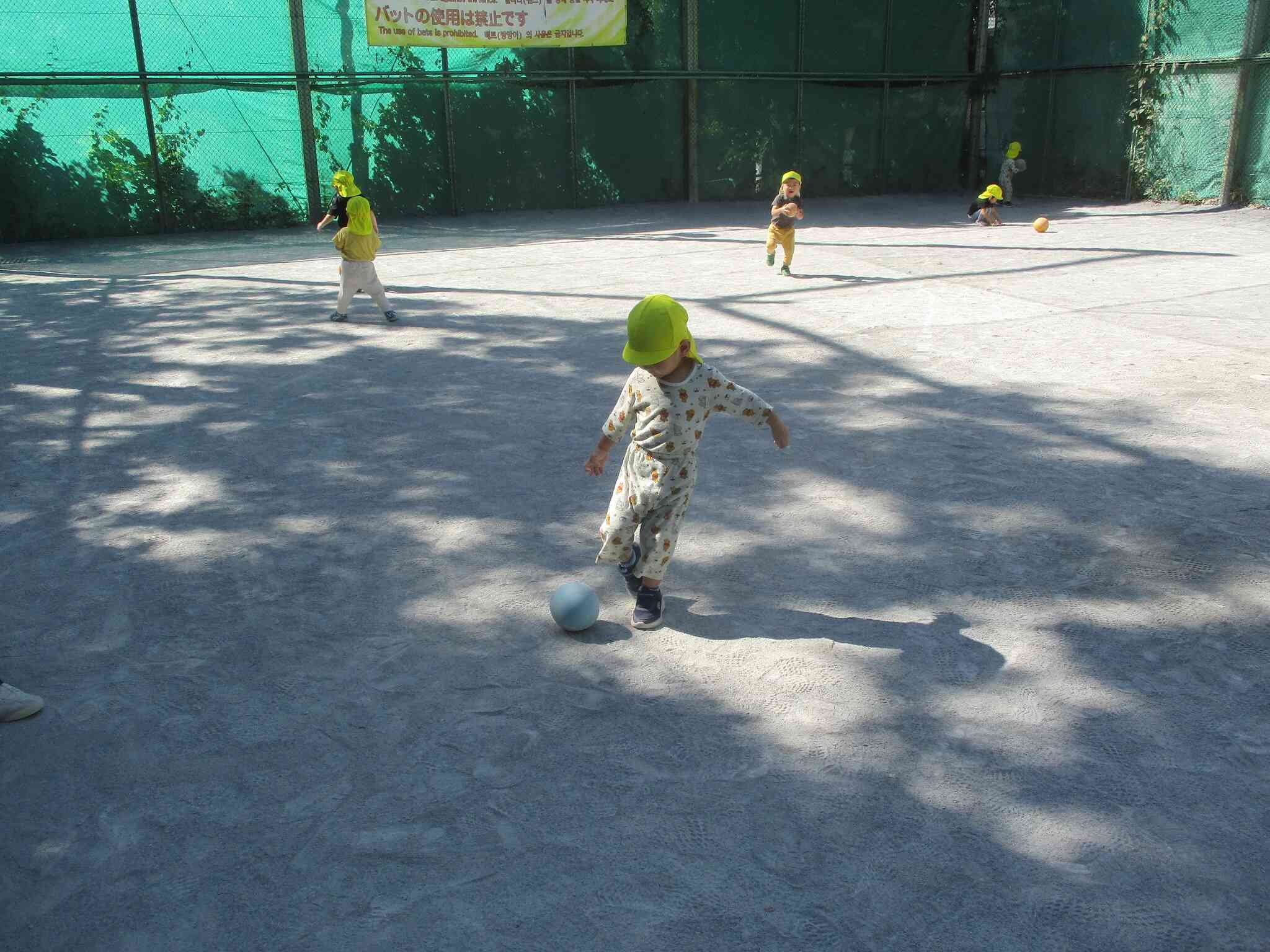 1歳児　うさぎ組　ボール遊び