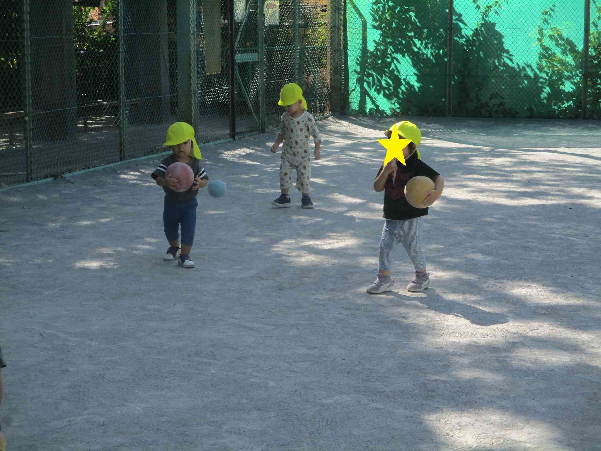 ボールを大事に持って散策中！