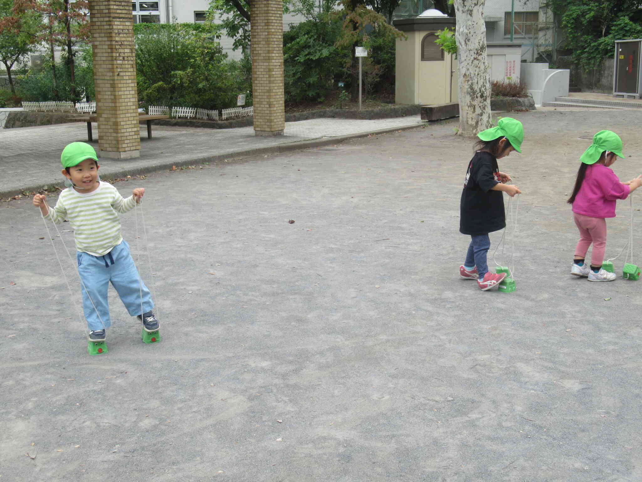 ポックリの練習を頑張る3歳児