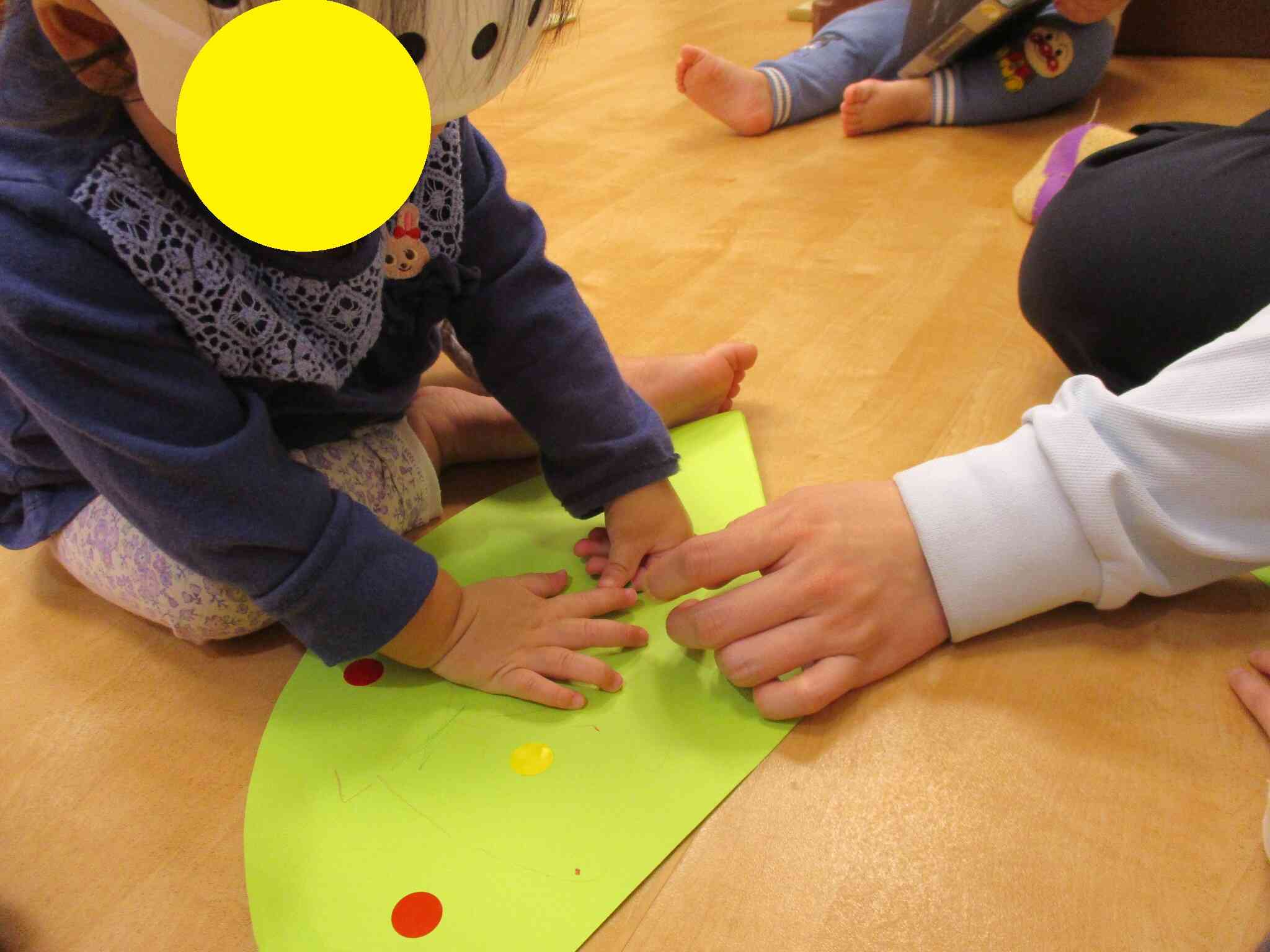 シール貼りにも挑戦！