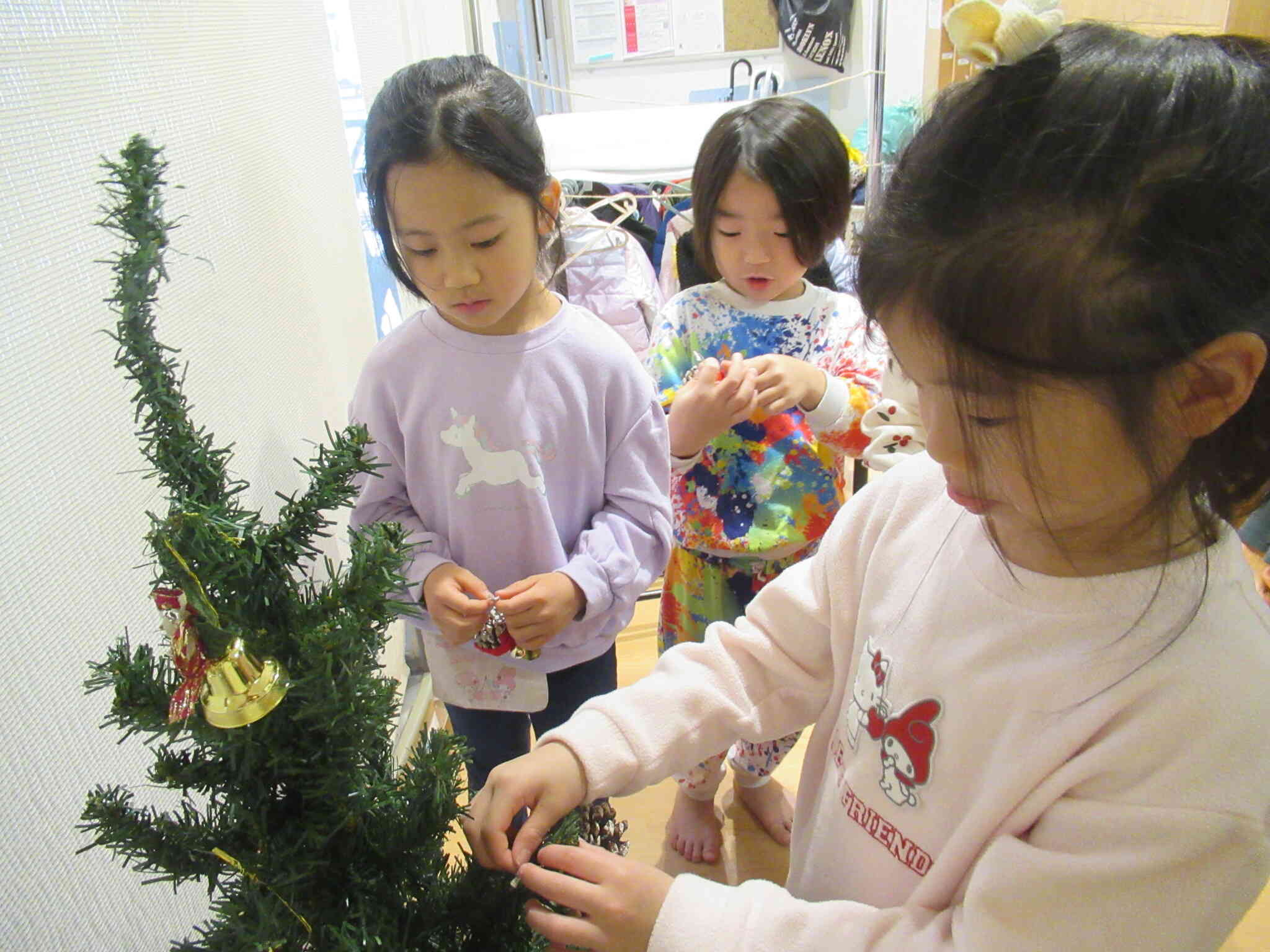 クリスマスツリーの飾りつけ～5歳児
