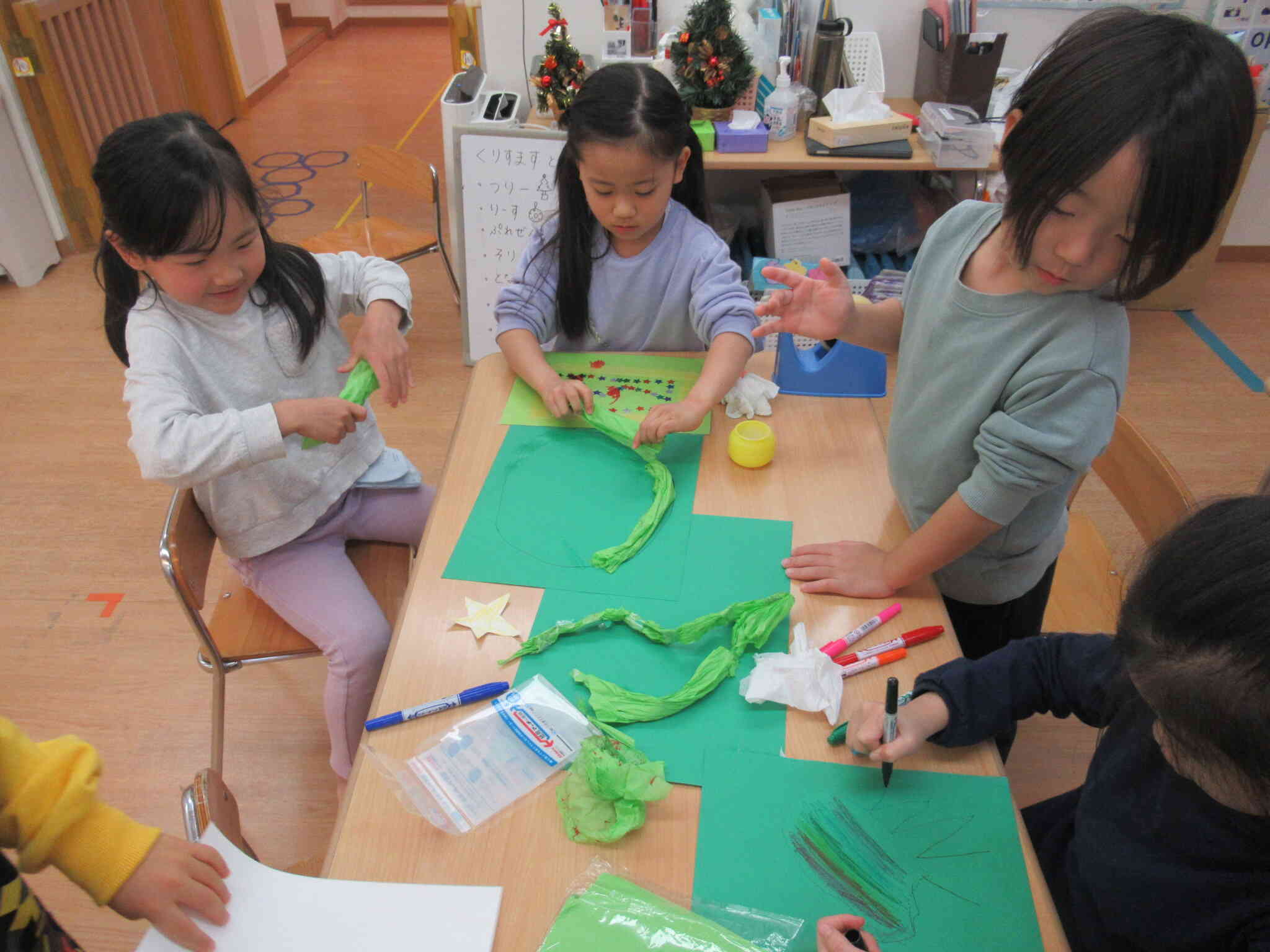 自分たちでも飾りを作ってみよう