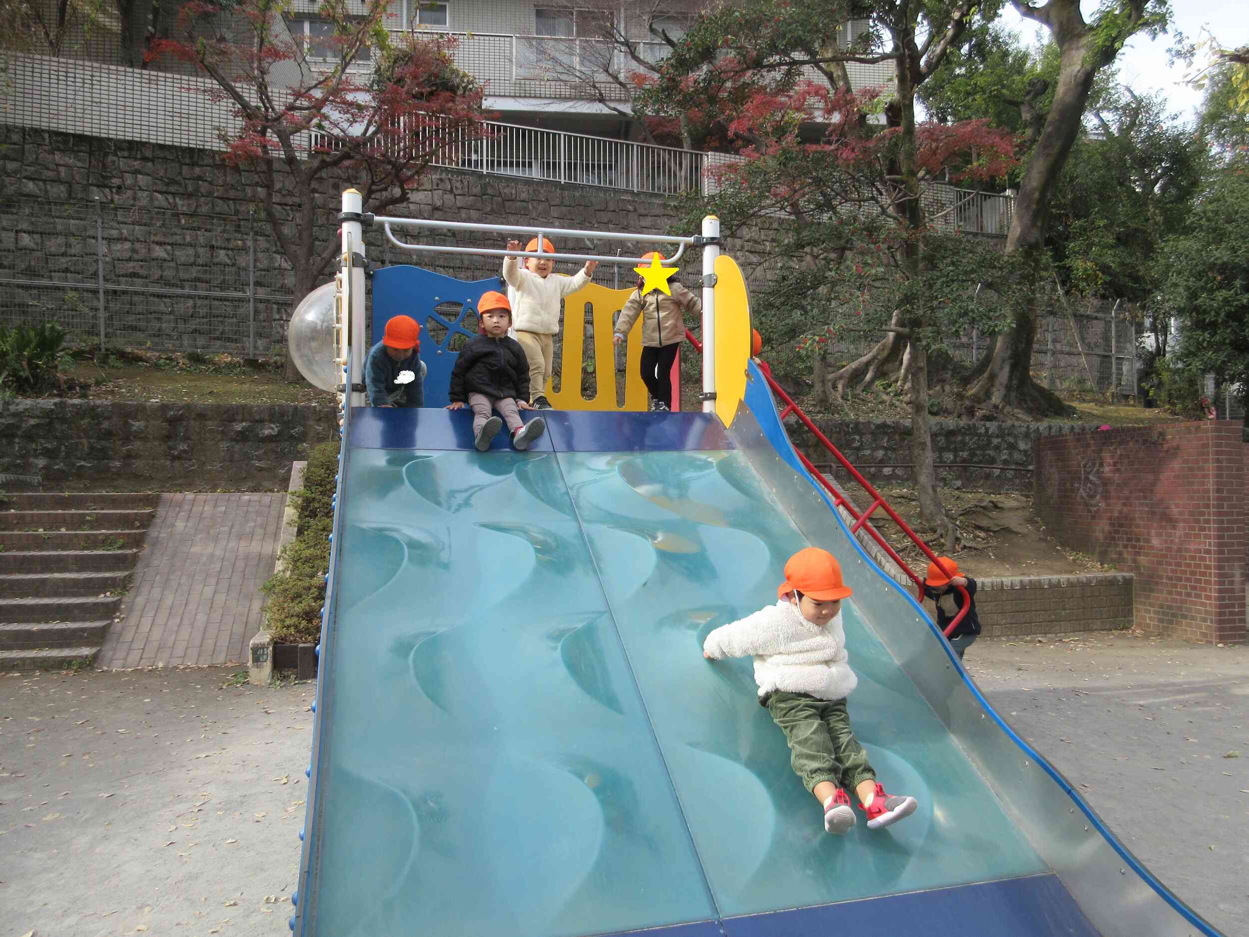 ２歳児　あひる組　少し遠くの公園へ