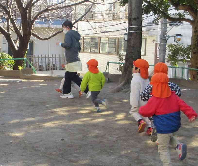 ２歳児　あひる組　楽しい外遊び