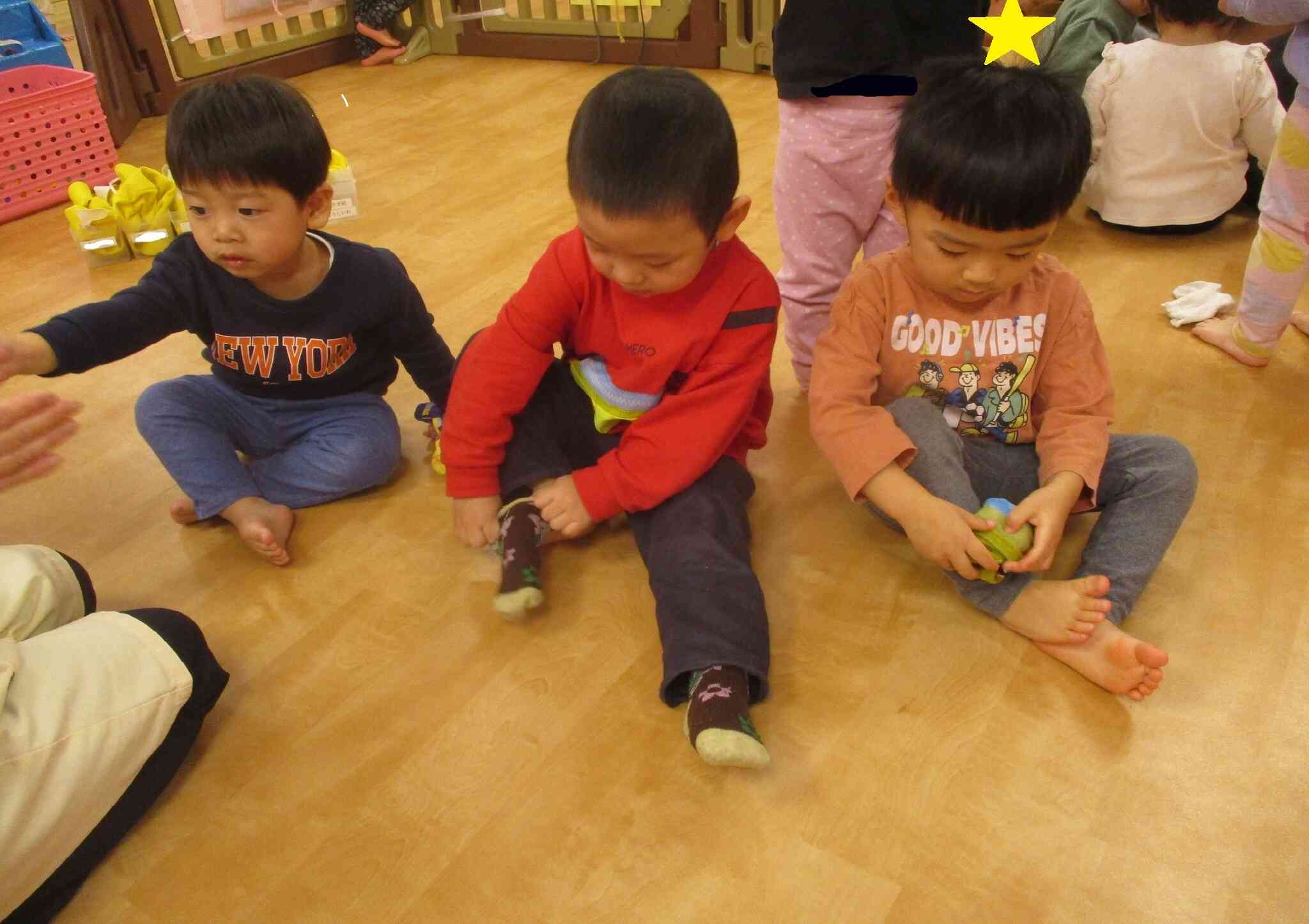 1歳児　うさぎ組　お外に行く準備♪