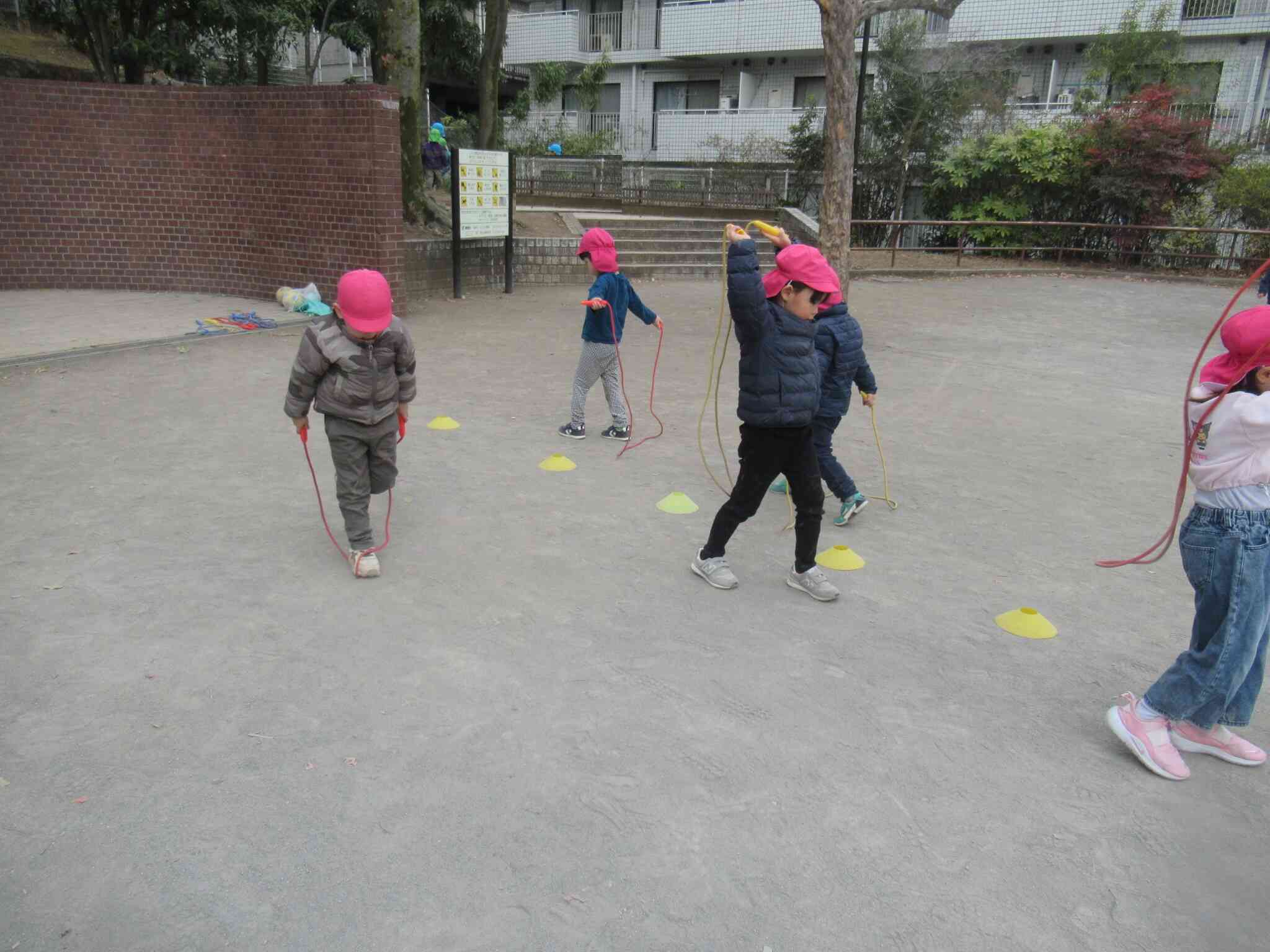 なわを回して跳ぶ