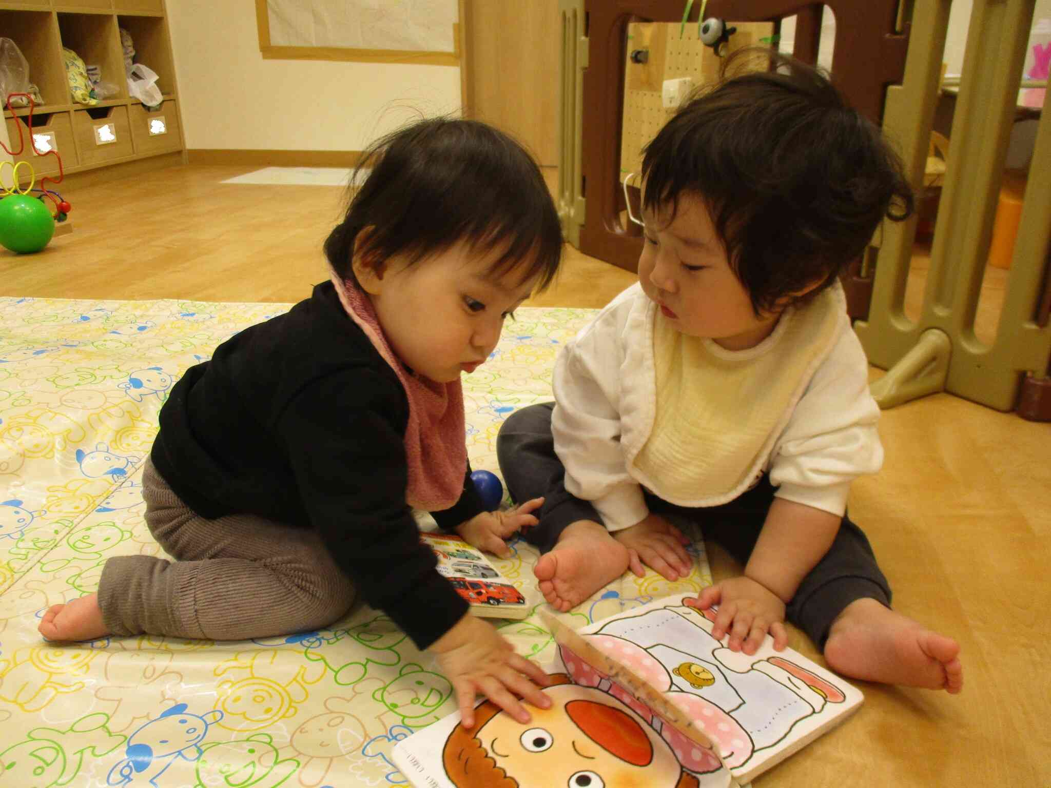 0歳児　ひよこ組　室内での様子