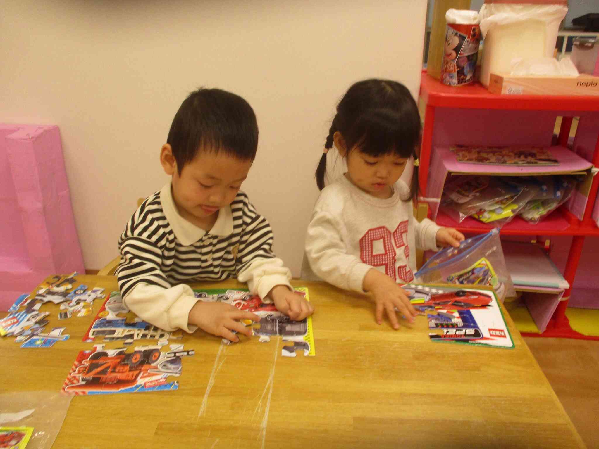 1歳児　うさぎぐみ　パズル集中～！