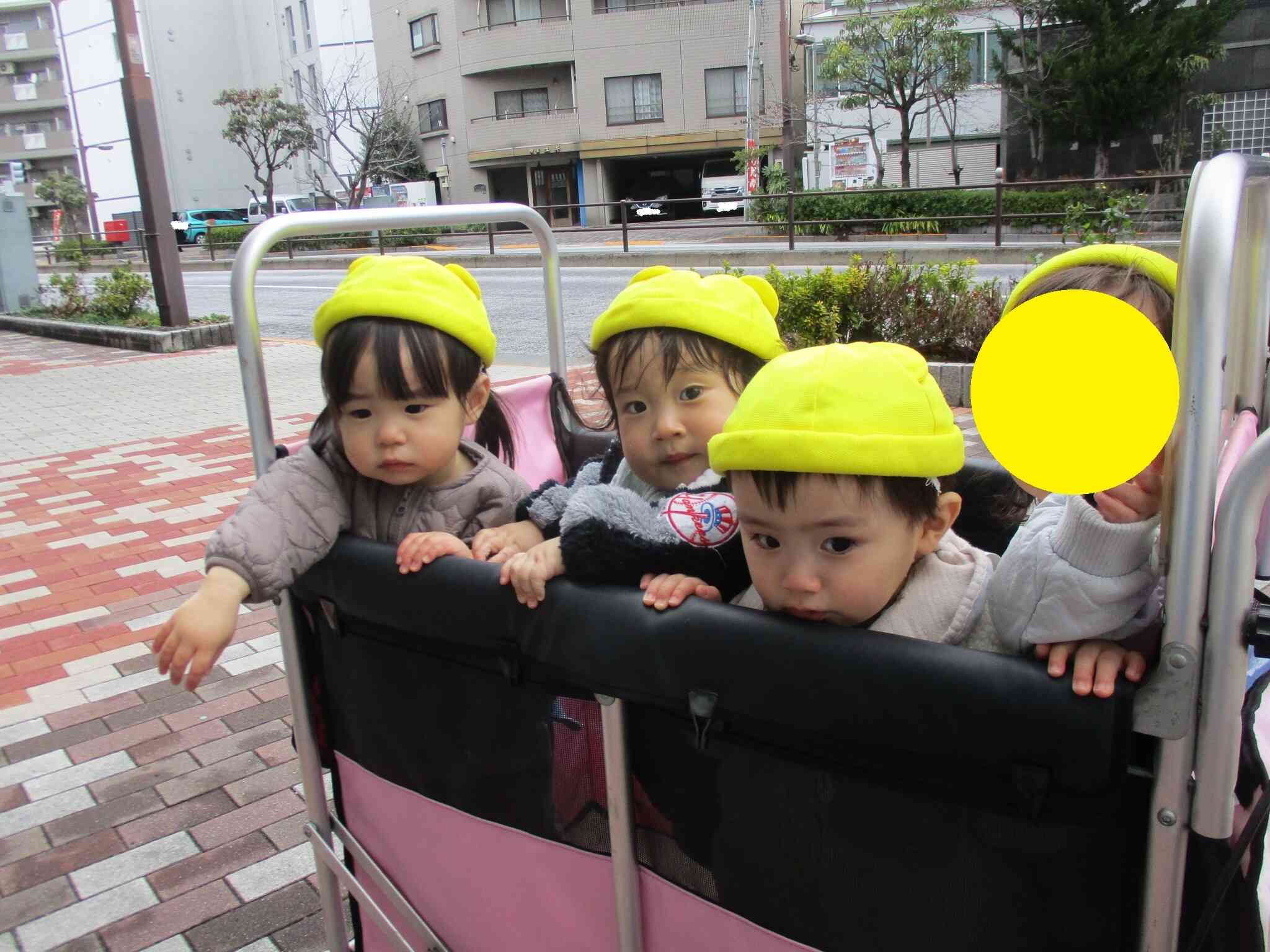 0歳児 　散歩の様子