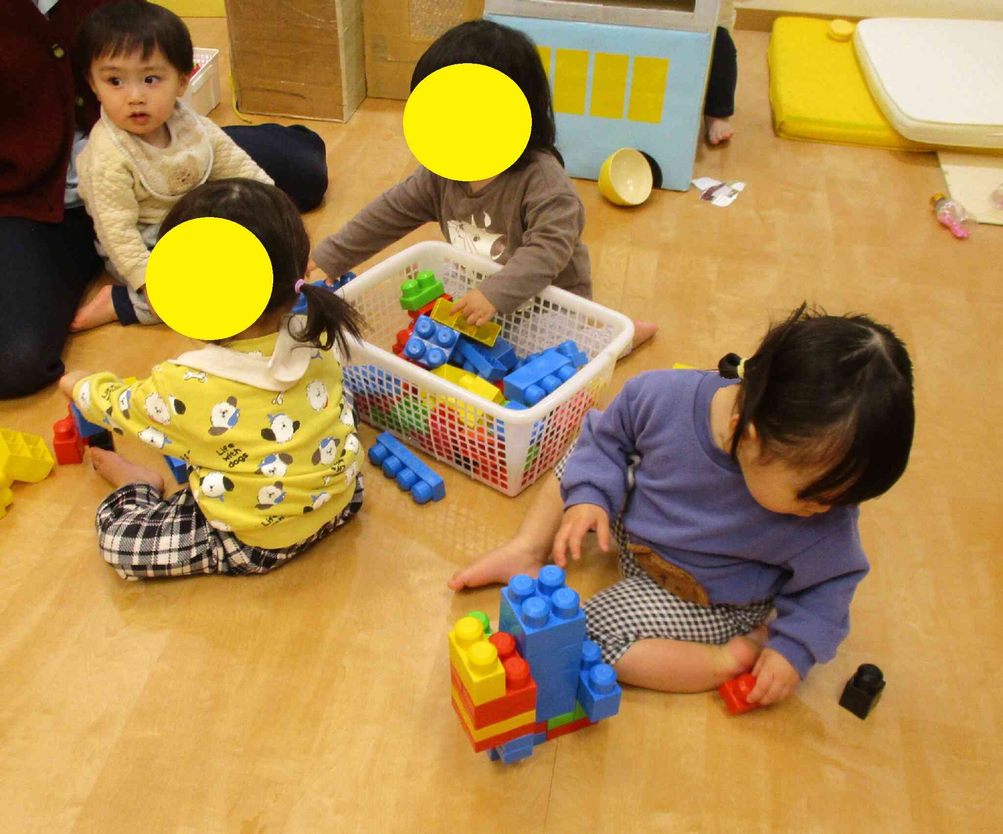０歳児　ひよこ組　室内遊びの様子