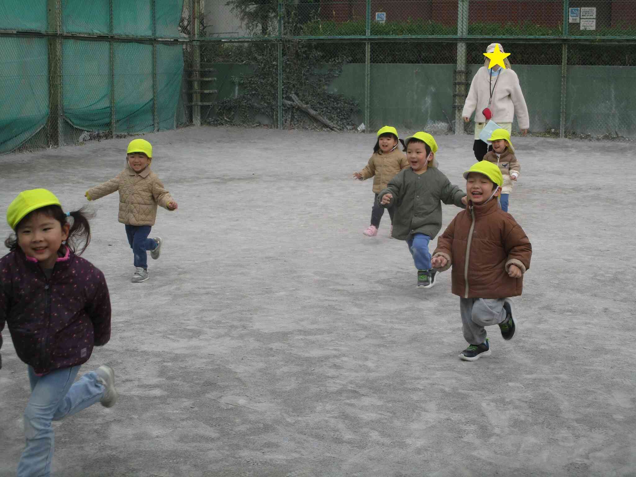 １歳児　うさぎぐみ　戸外遊び
