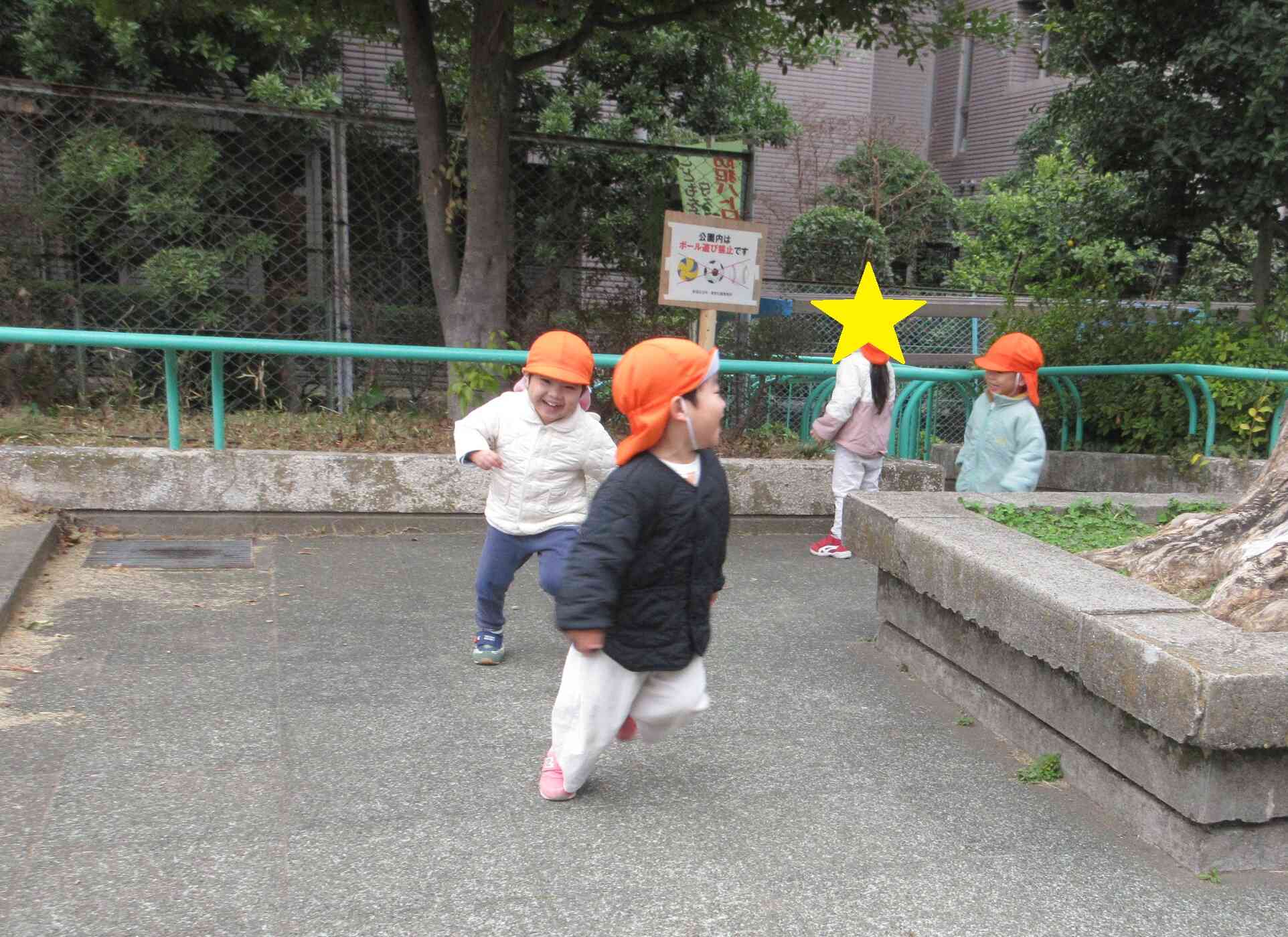 ２歳児　あひる組　追いかけっこ遊び