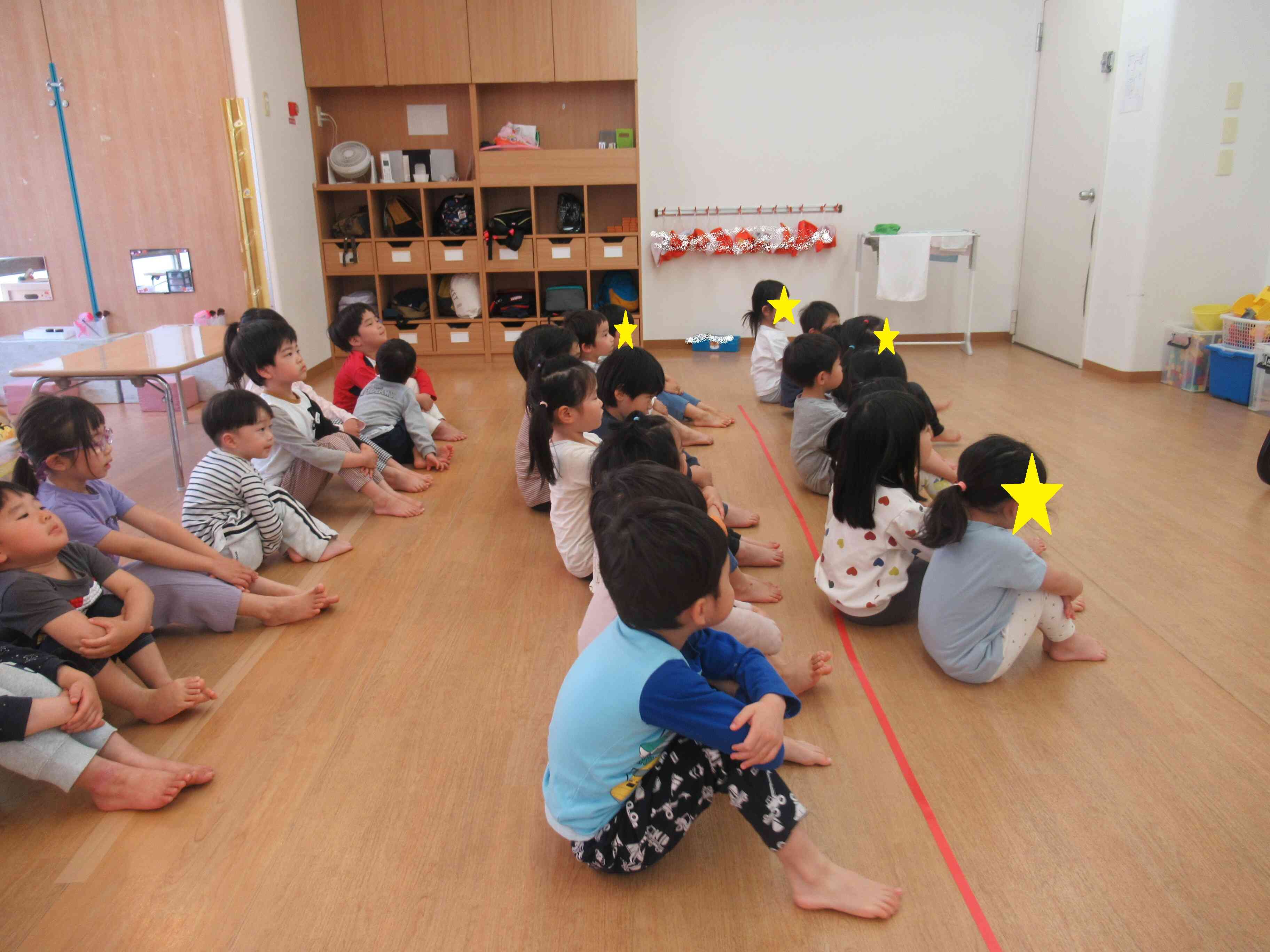幼児棟　3歳、4歳、5歳児　朝の会の様子