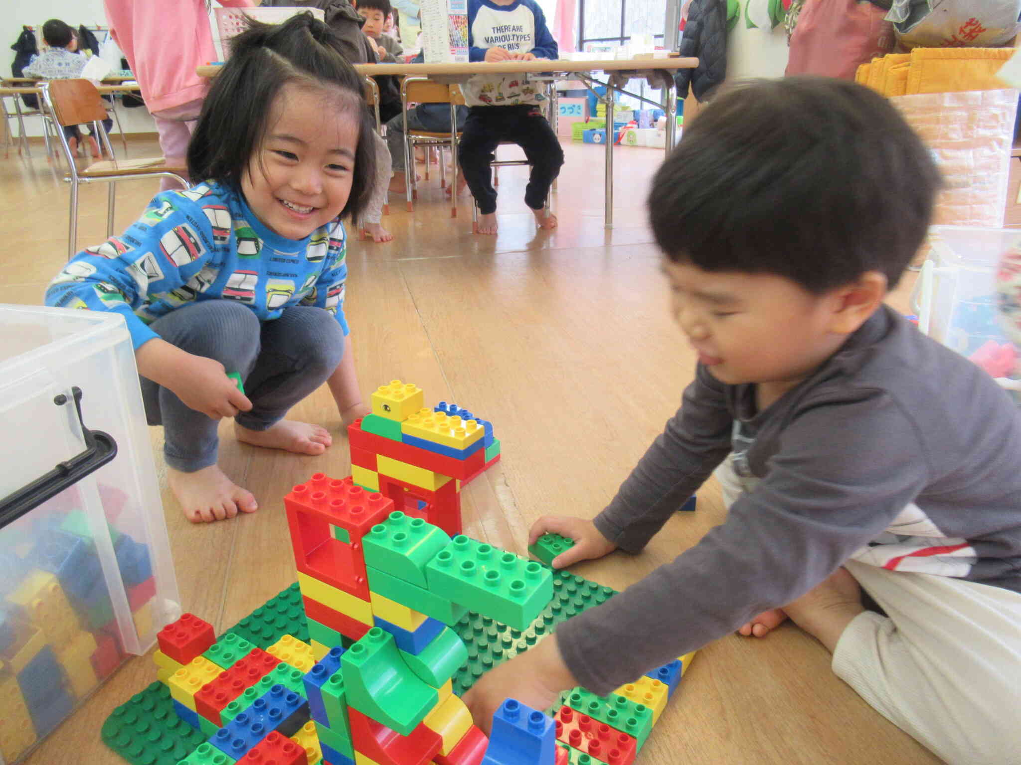 新しいお友達も笑顔で遊んでいます。