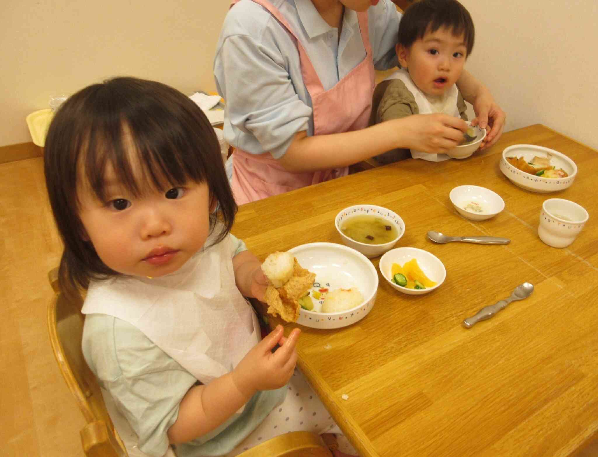 みんなで食べる給食は美味しいね