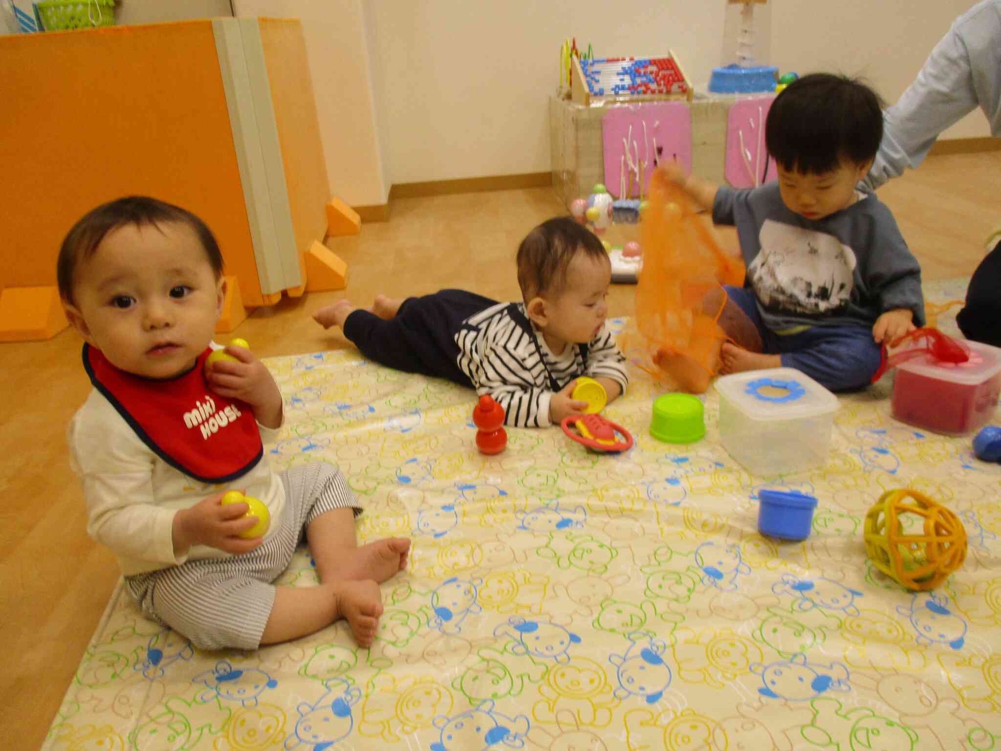 0歳児　ひよこぐみ　室内遊び
