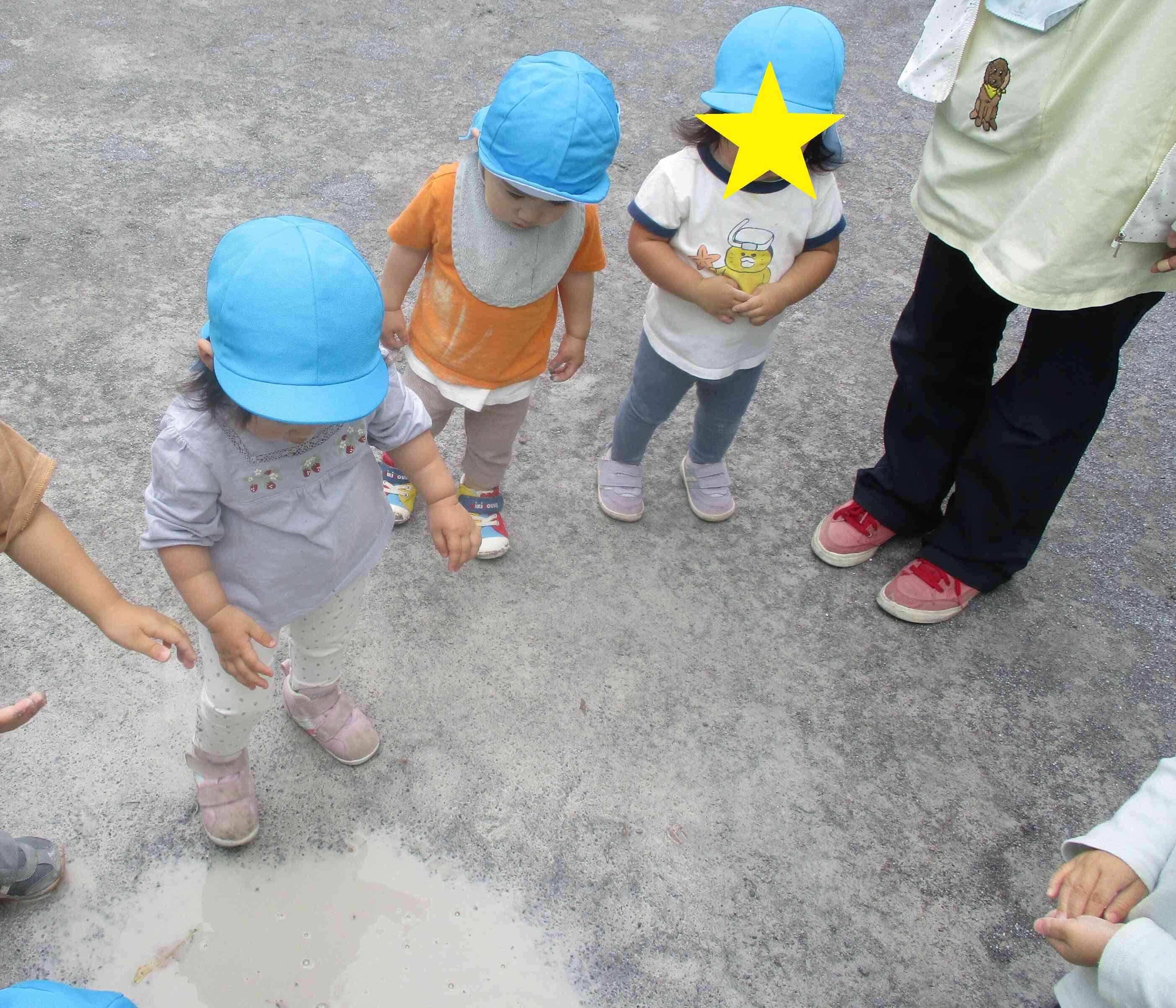 １歳児　うさぎ組　戸外活動