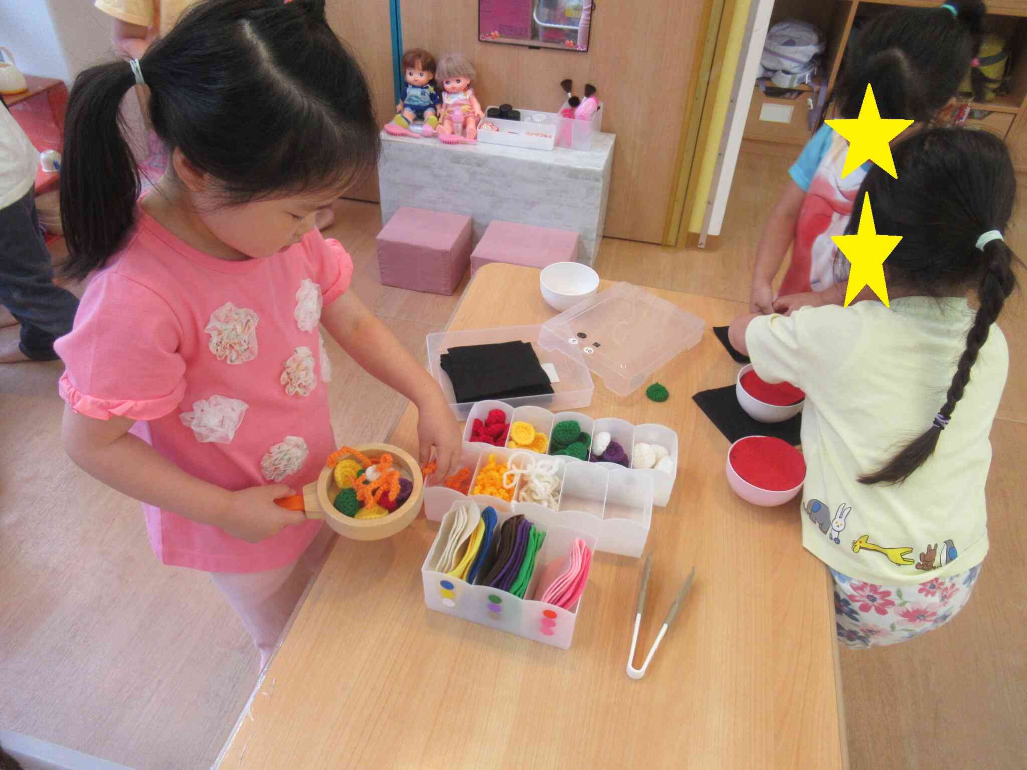 新しい玩具が増えた3歳児、4歳児、5歳児