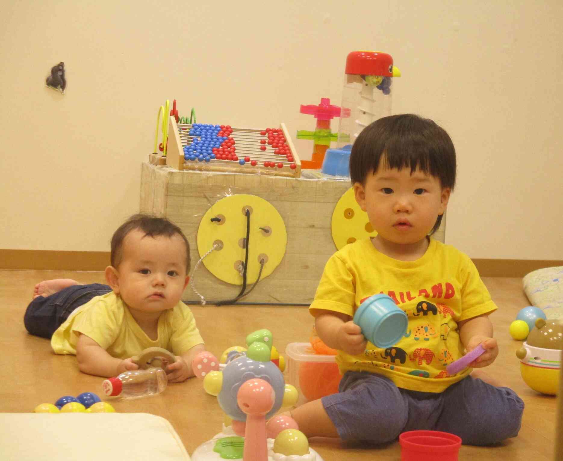 0歳児ひよこ組　室内での様子