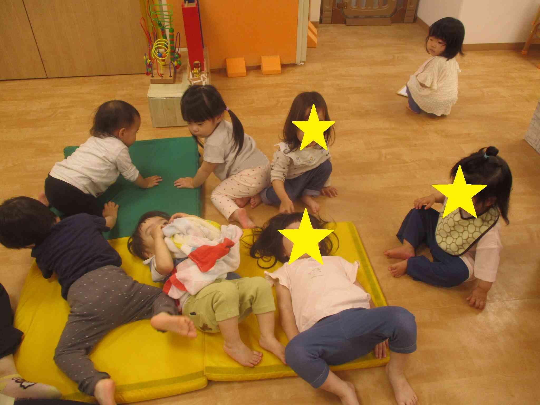 みんなでマットにごろん♪