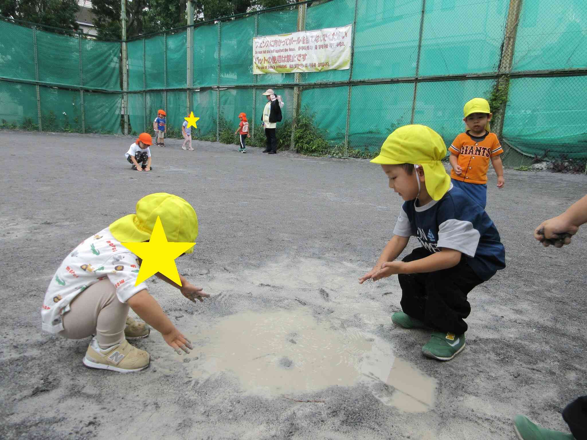 2歳児　雨上がりの公園