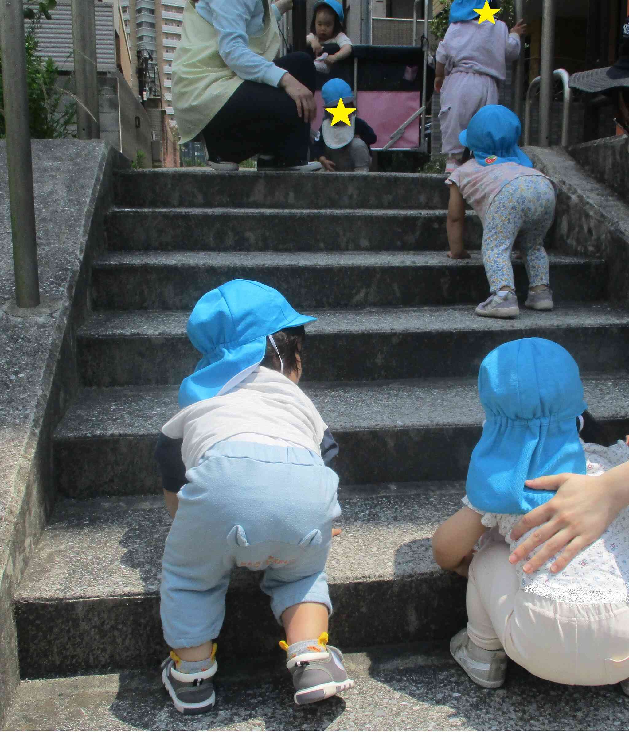 1歳児　うさぎ組　階段をのぼったり、おりたり...