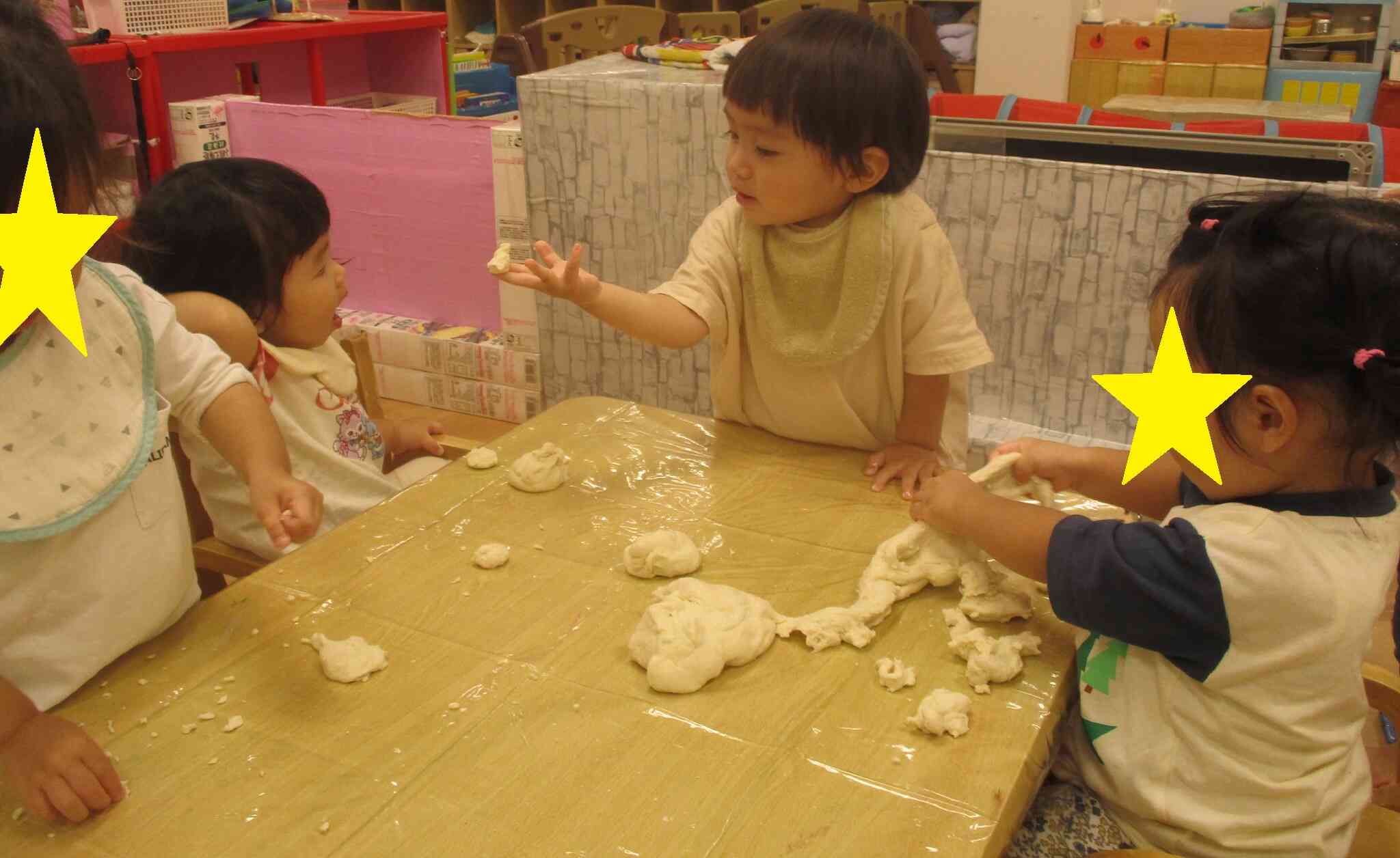１歳児　うさぎ組　小麦粉粘土であそんだよ