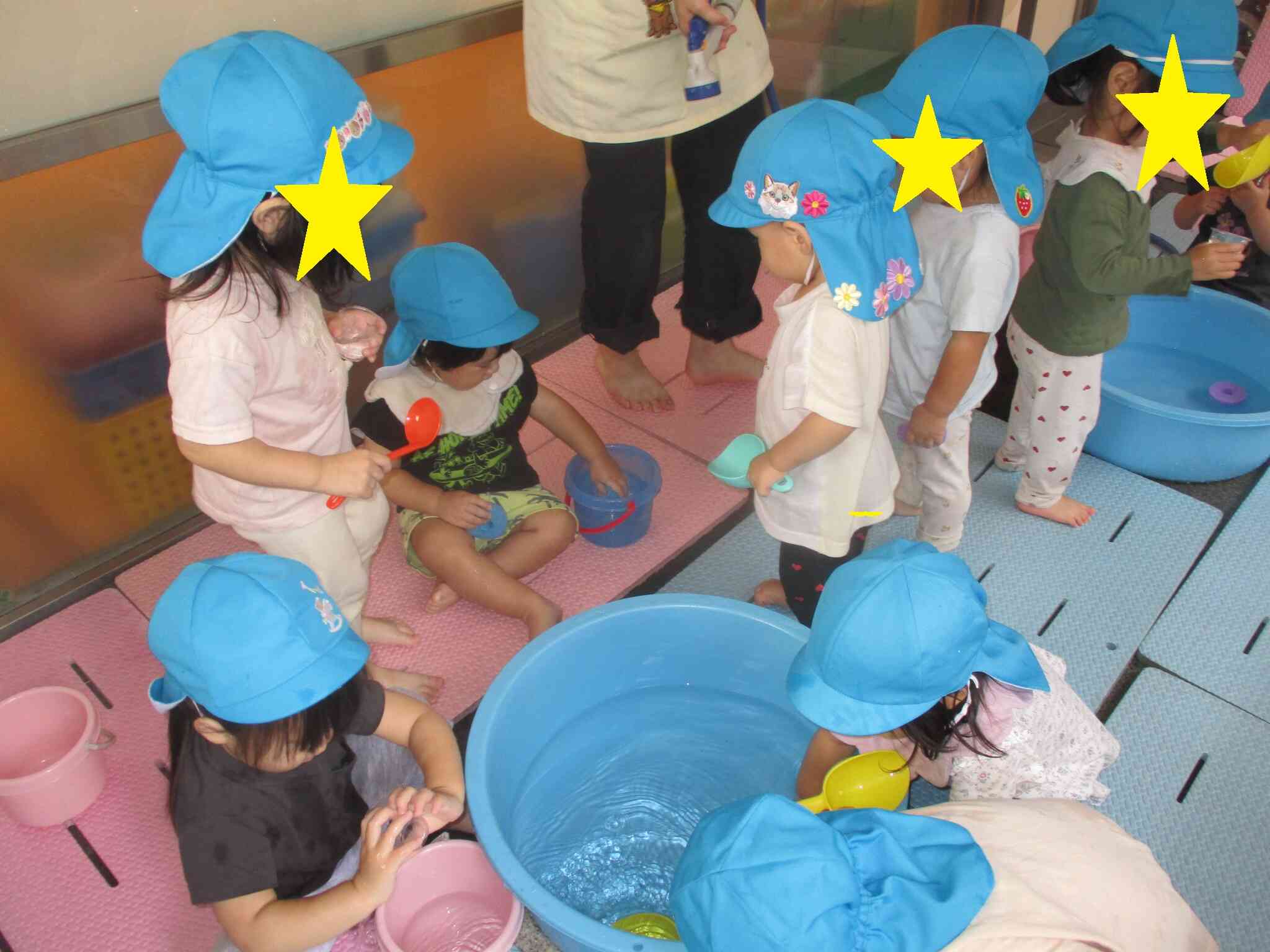 1歳児　水遊びの様子