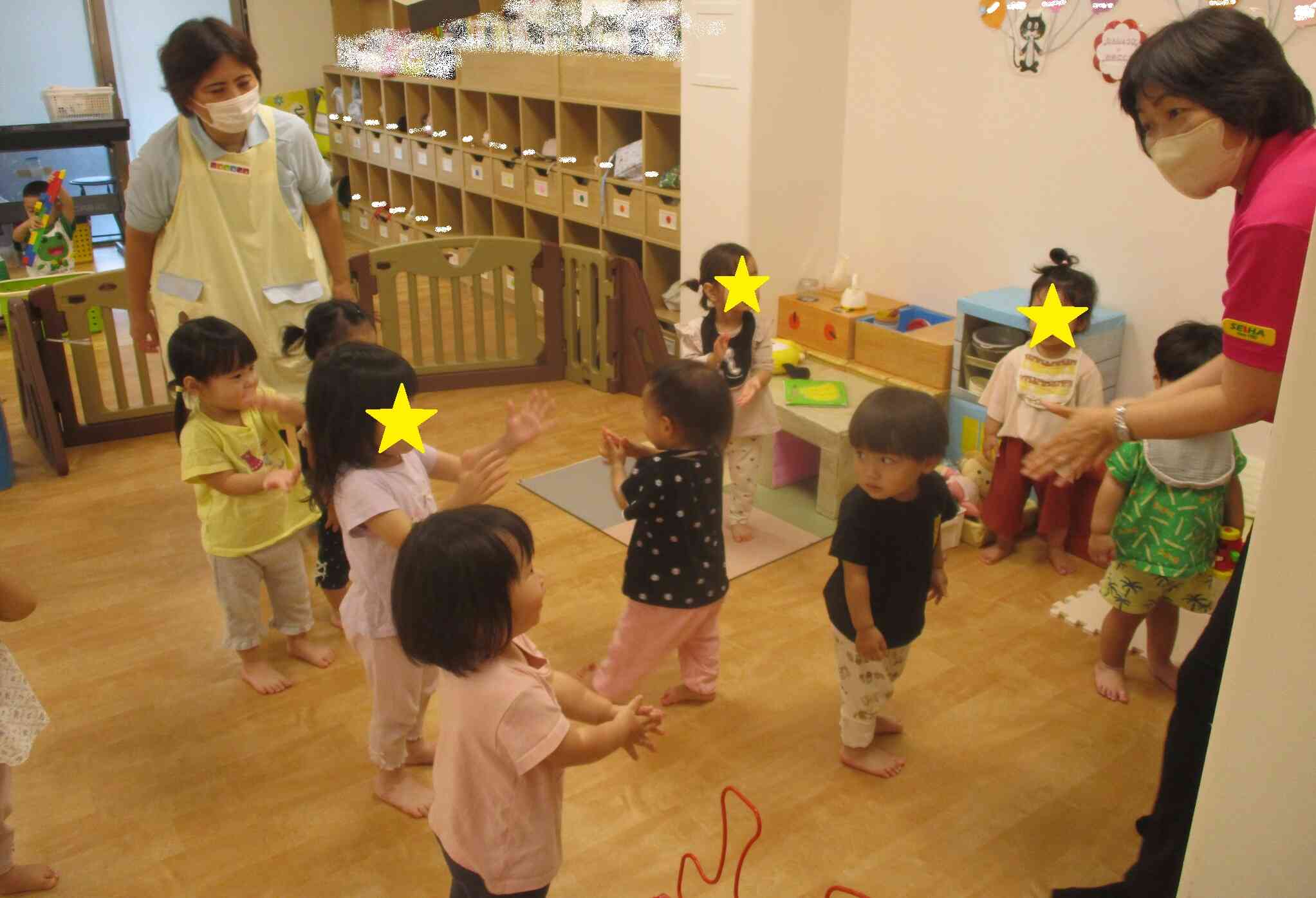 1歳児　うさぎ組　リトミックと英語