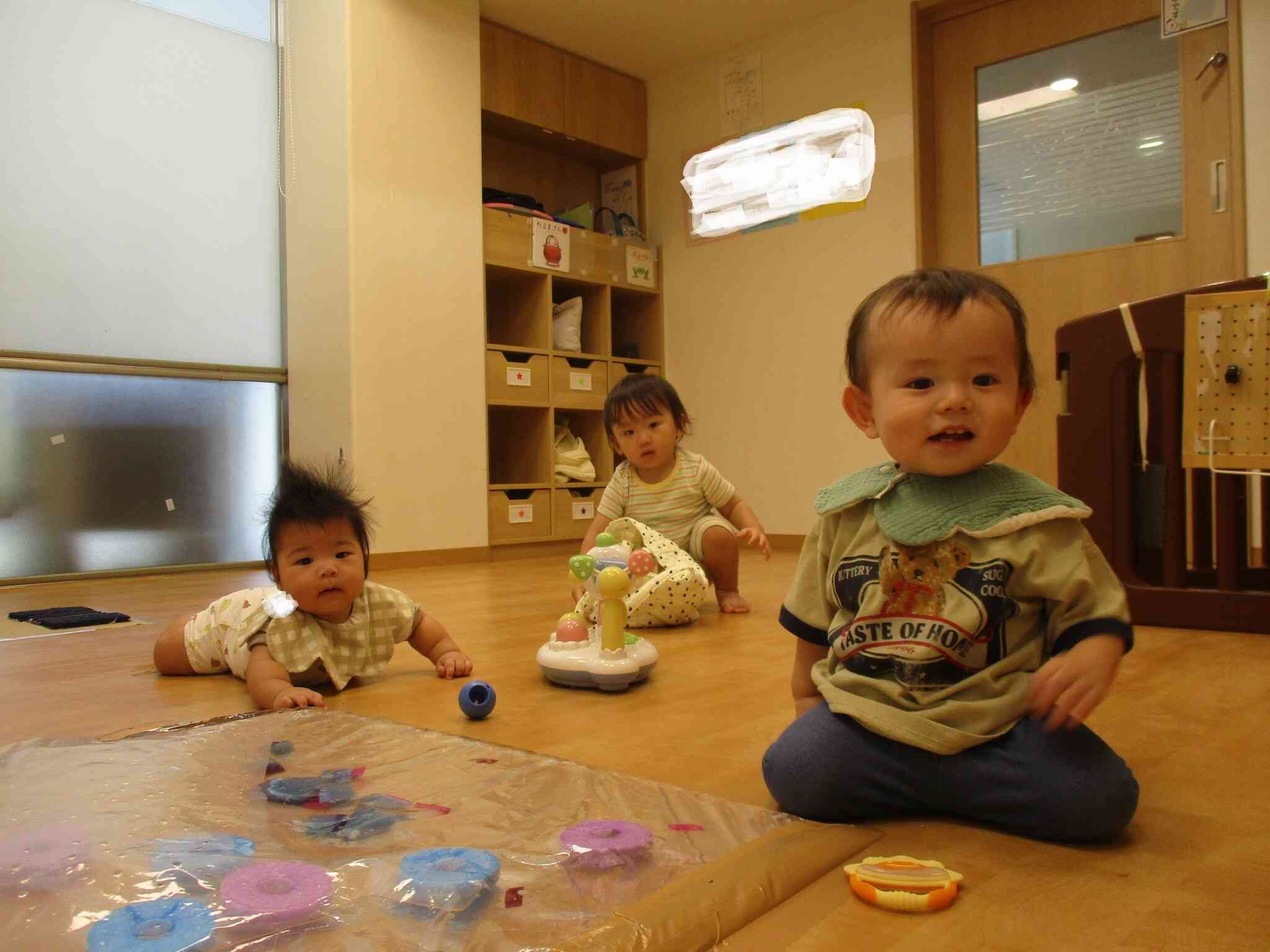 ０歳児クラス　ひよこ組　友だちとの関わり